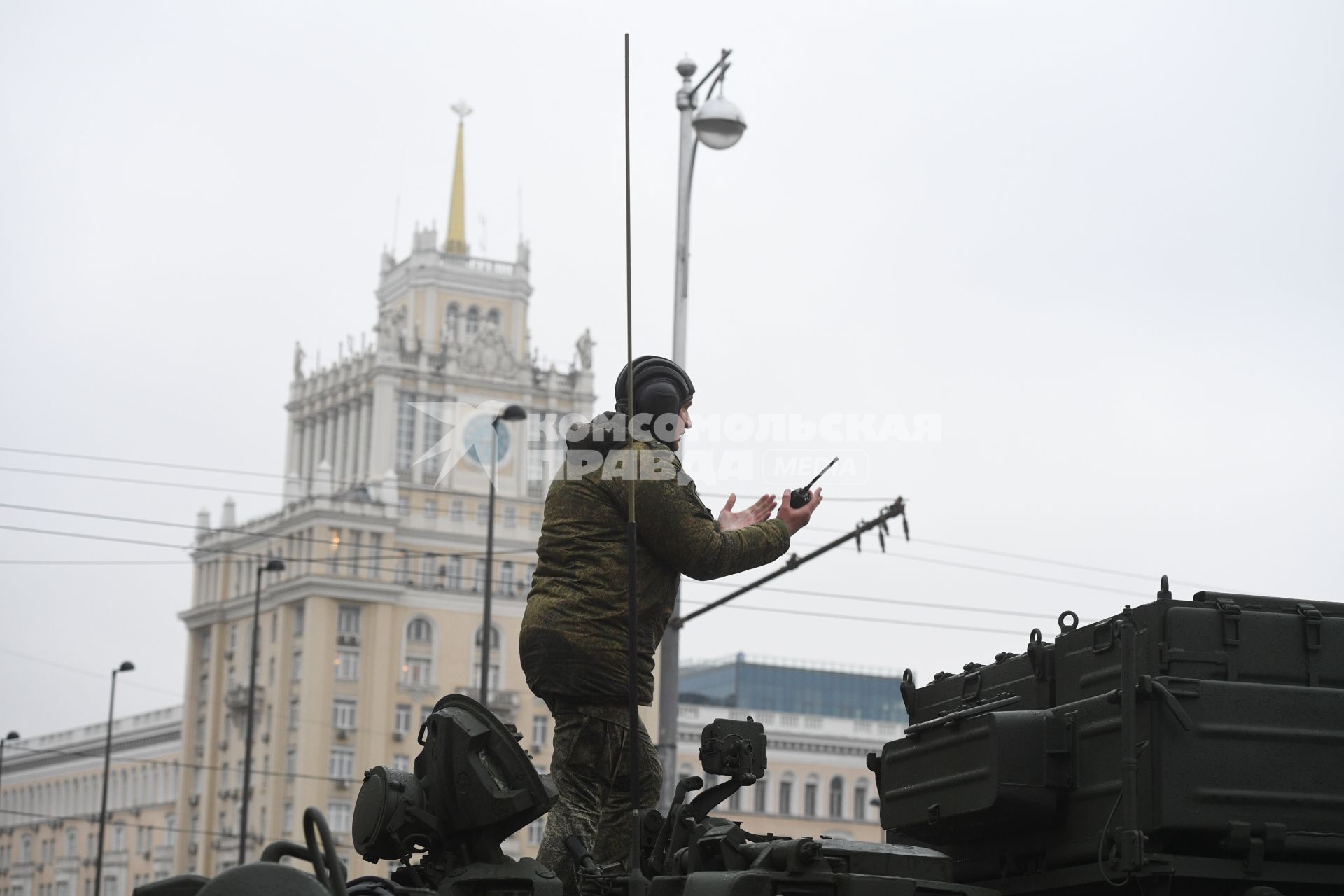 Москва.  Военнослужащий руководит проездом  военной техники по Тверской улице перед репетицией  парада на Красной площади, посвященного 72-й годовщине Победы в Великой Отечественной войне.