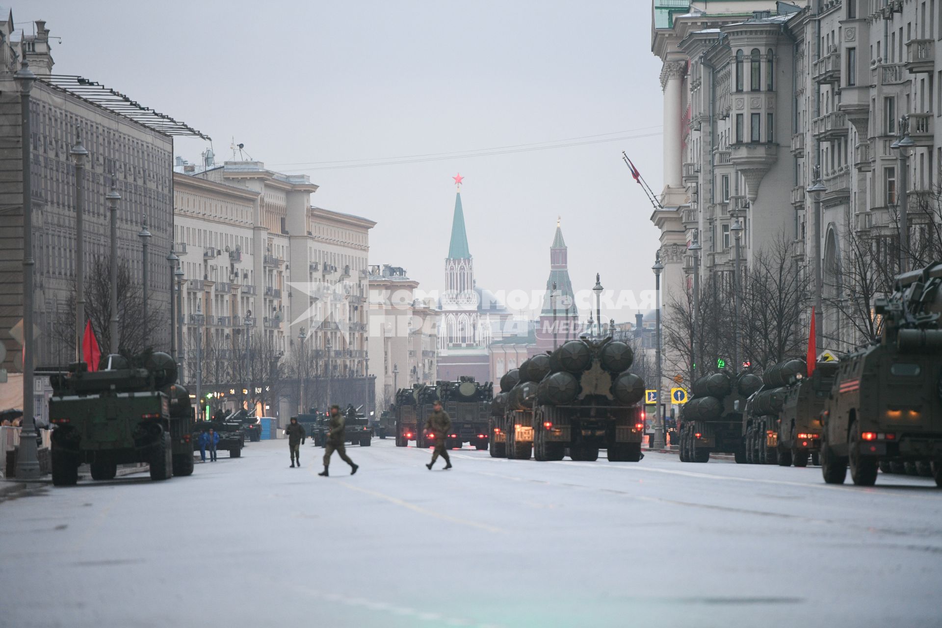 Москва. Проезд военной техники по Тверской улице перед репетицией  парада на Красной площади, посвященного 72-й годовщине Победы в Великой Отечественной войне.