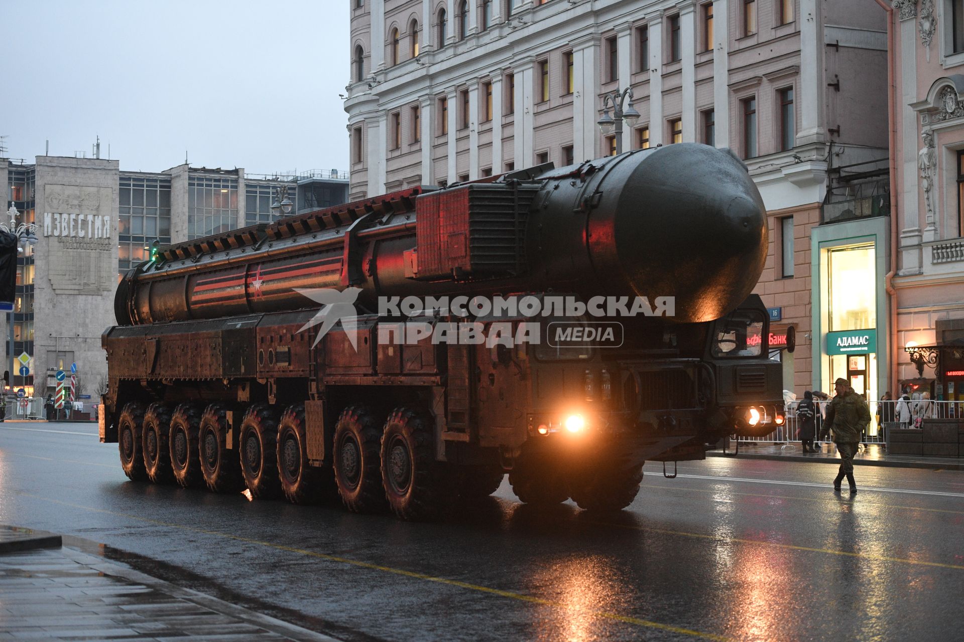Москва. Ракетный комплекс  `Ярс `  во время проезда военной техники по Тверской улице перед репетицией  парада на Красной площади, посвященного 72-й годовщине Победы в Великой Отечественной войне.