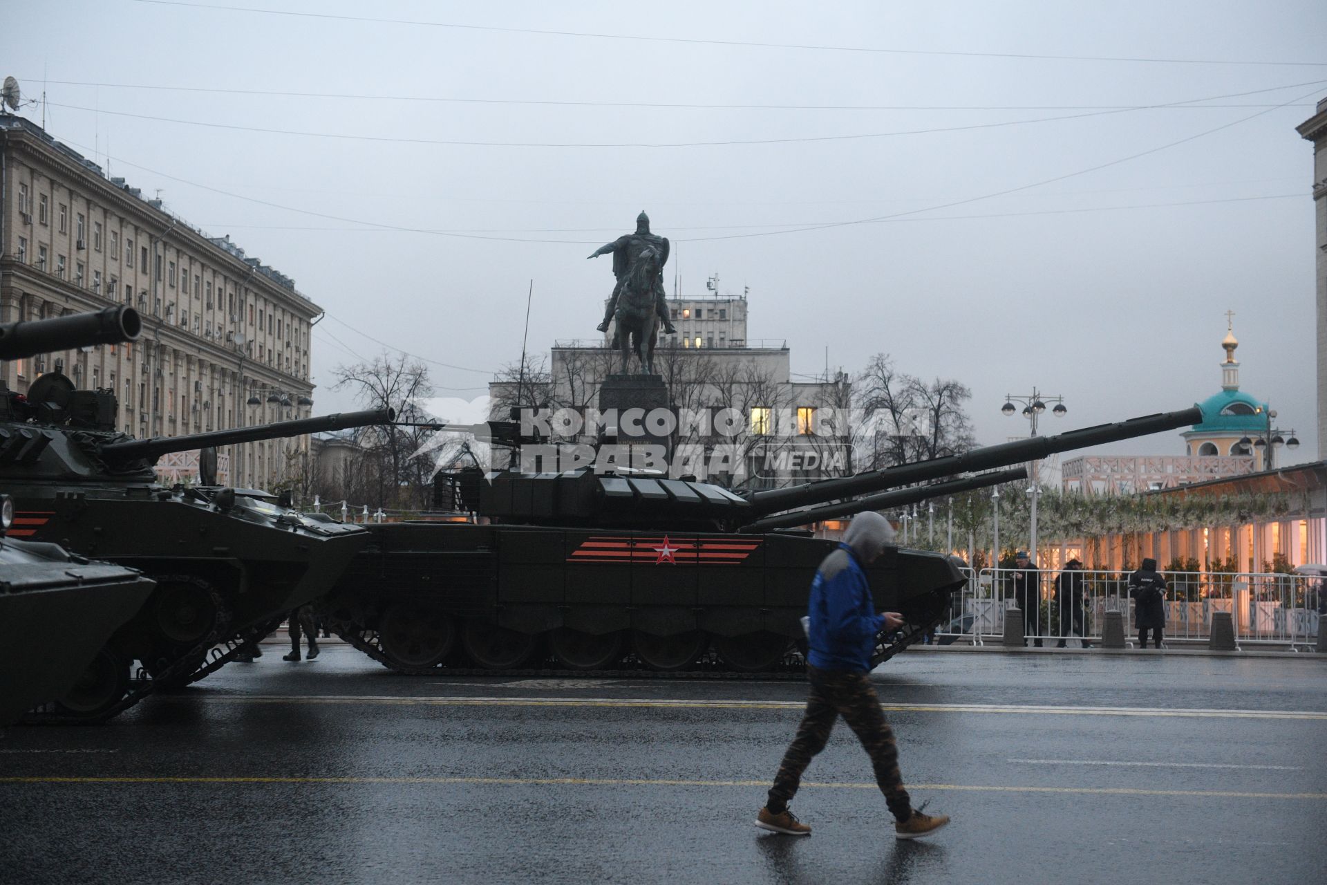 Москва.  Танк  Т-72 БЗ во время проезда военной техники по Тверской улице перед репетицией  парада на Красной площади, посвященного 72-й годовщине Победы в Великой Отечественной войне.
