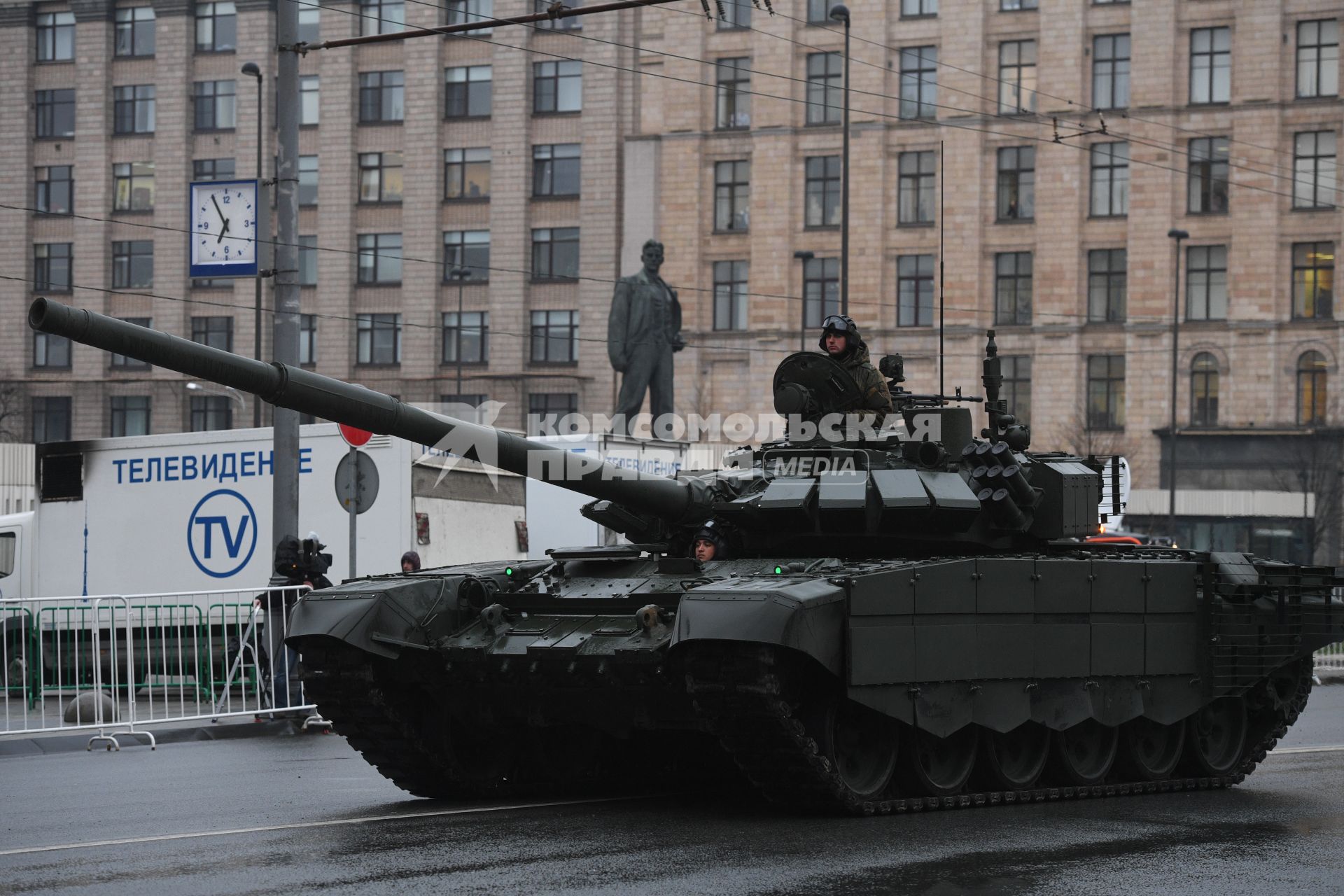 Москва.  Танк  Т-72 БЗ во время проезда военной техники по Тверской улице перед репетицией  парада на Красной площади, посвященного 72-й годовщине Победы в Великой Отечественной войне.