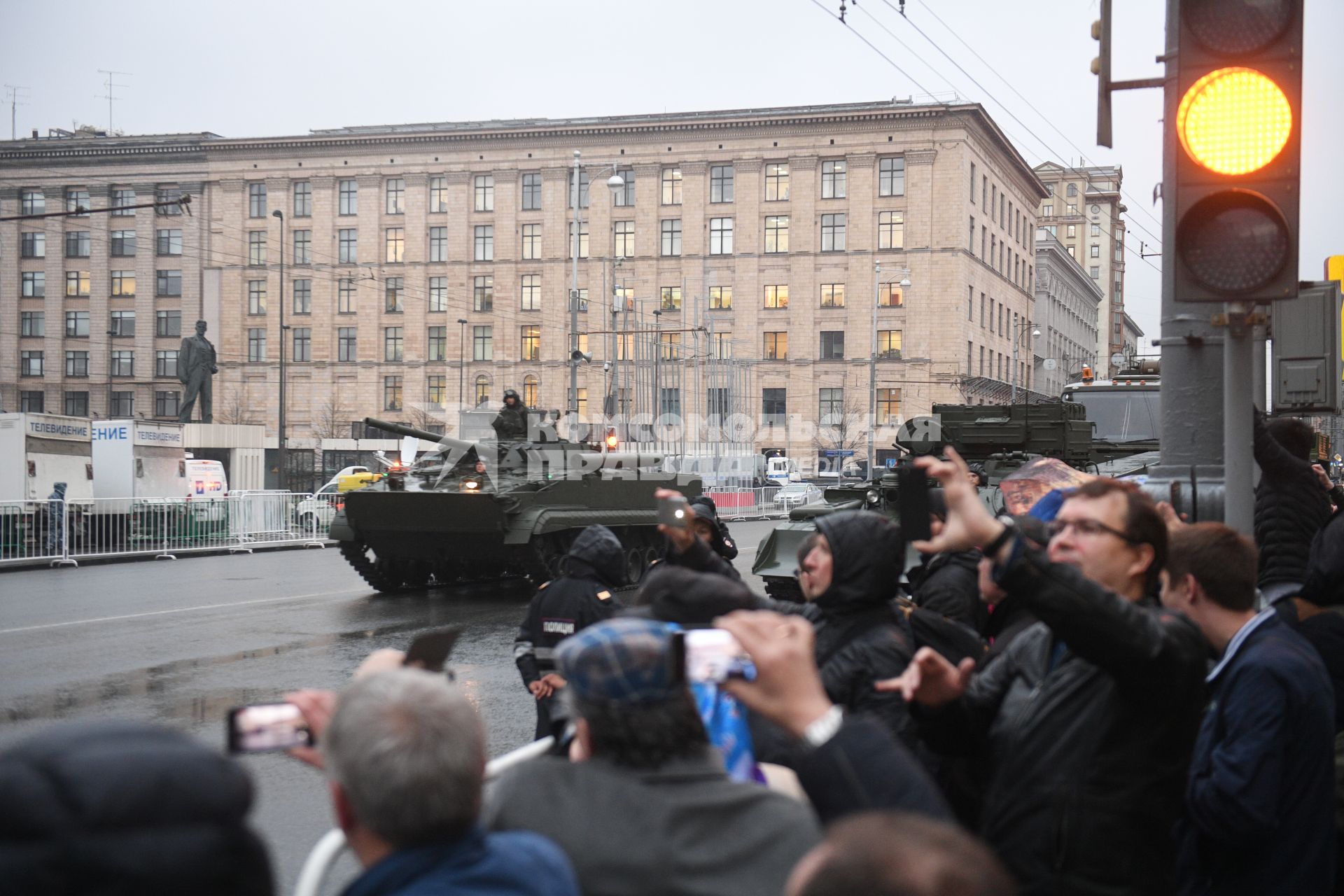 Москва.  БМП-3  во время проезда военной техники по Тверской улице перед репетицией  парада на Красной площади, посвященного 72-й годовщине Победы в Великой Отечественной войне.