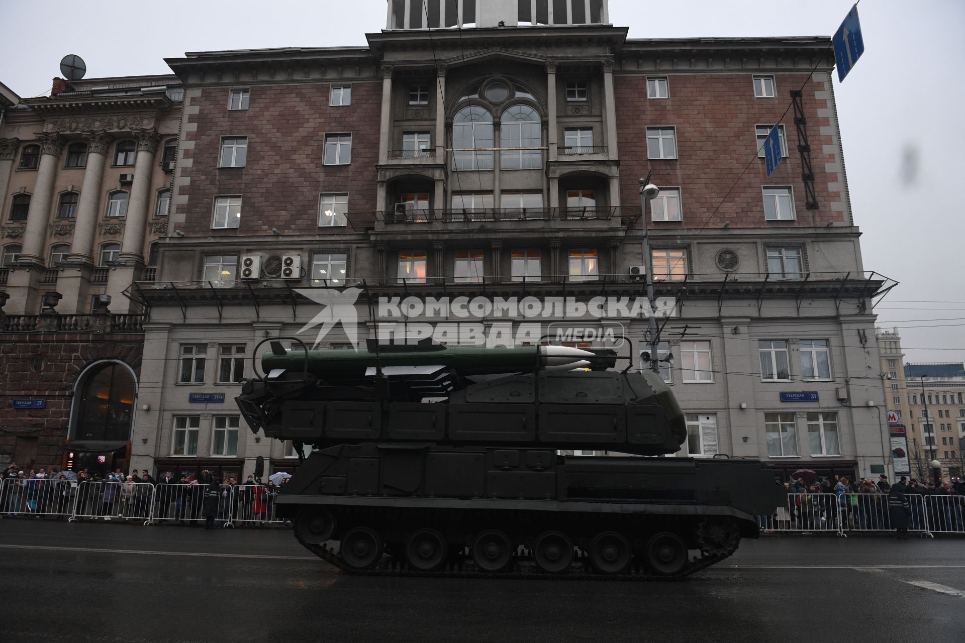 Москва.  Войсковой ракетно-зенитный комплекс `Бук- М2` во время проезда военной техники по Тверской улице перед репетицией  парада на Красной площади, посвященного 72-й годовщине Победы в Великой Отечественной войне.