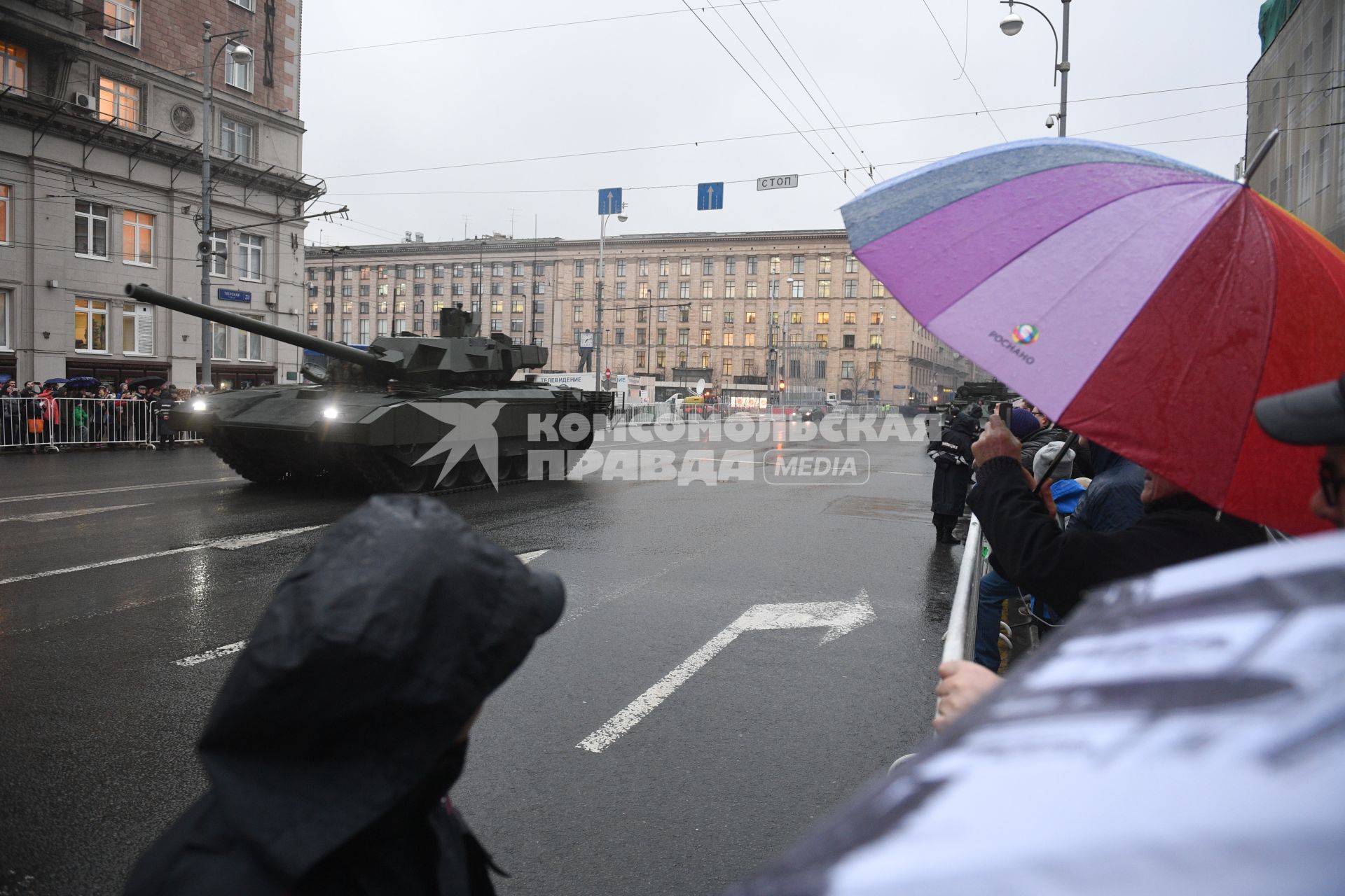 Москва.  Танк Т-14 `Армата` во время проезда военной техники по Тверской улице перед репетицией  парада на Красной площади, посвященного 72-й годовщине Победы в Великой Отечественной войне.