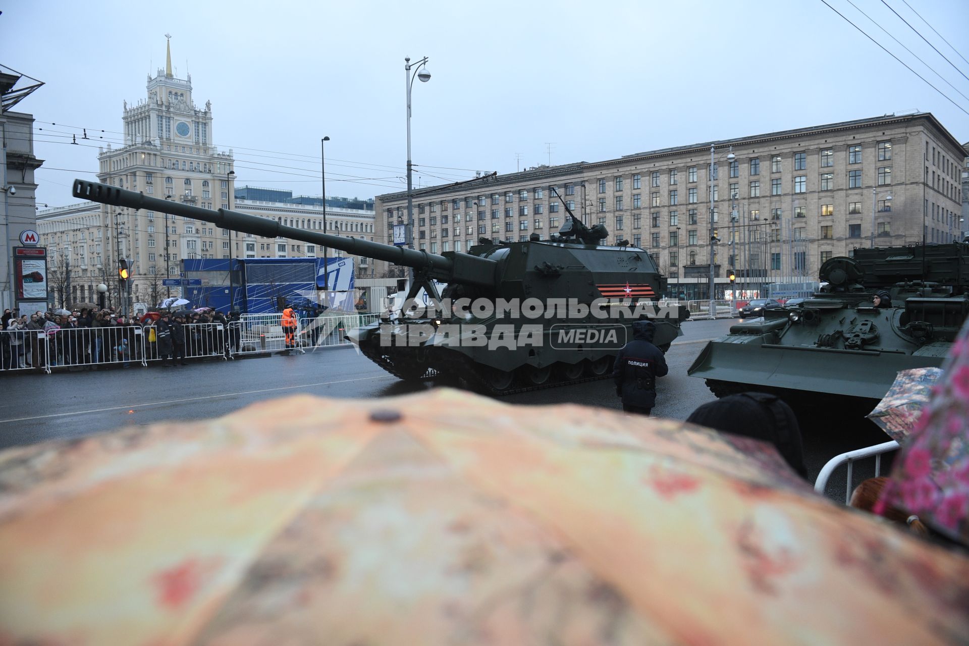 Москва.   Гаубица `Коалиция-СВ` во время проезда военной техники по Тверской улице перед репетицией  парада на Красной площади, посвященного 72-й годовщине Победы в Великой Отечественной войне.