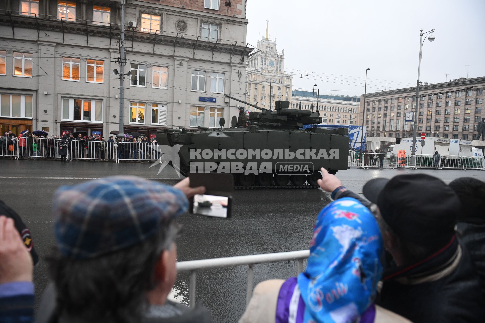 Москва. БМП `Курганец-25` во время проезда военной техники по Тверской улице перед репетицией  парада на Красной площади, посвященного 72-й годовщине Победы в Великой  Отечественной войне.