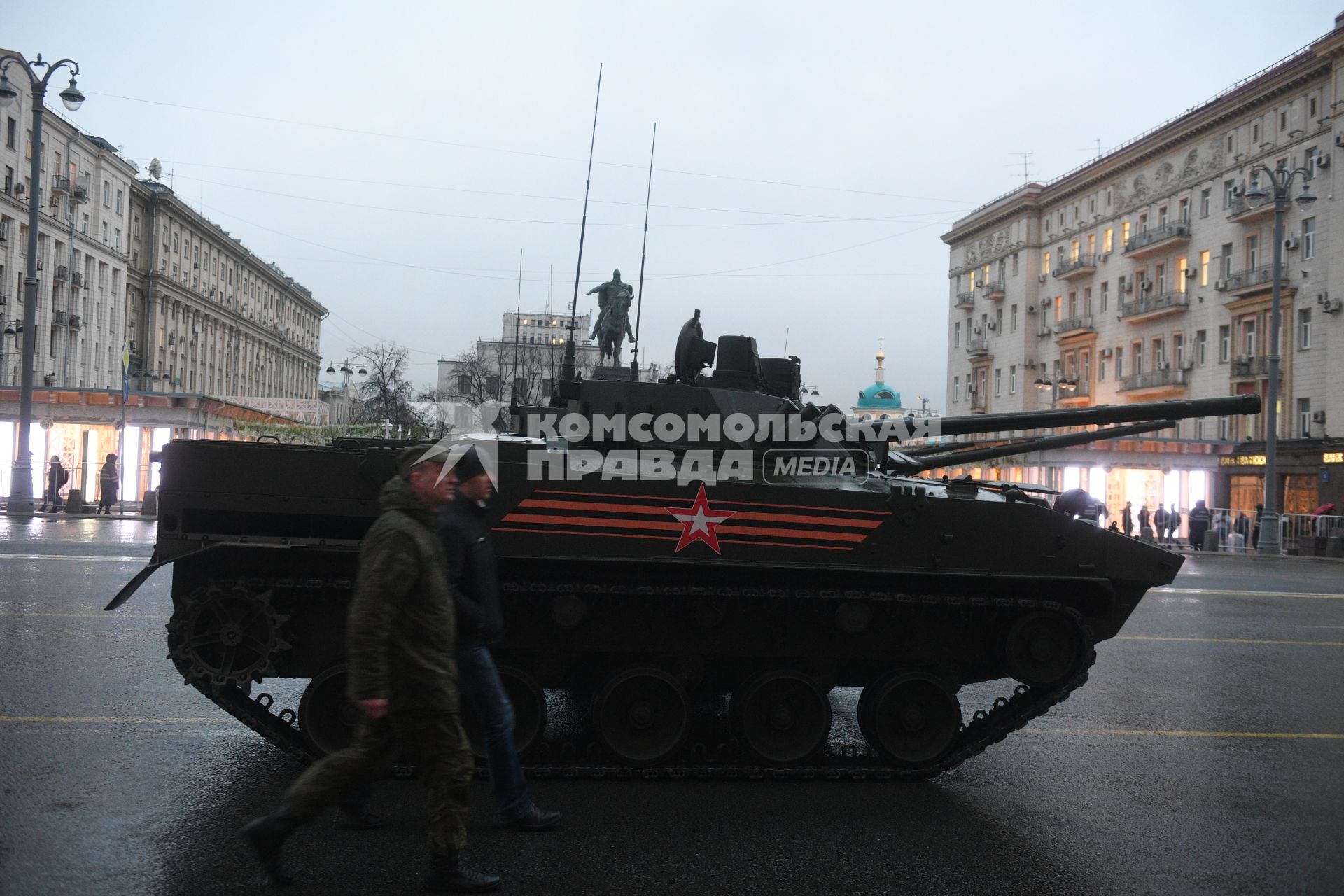 Москва.  Боевая машина десанта БМД-4 М  во время проезда военной техники по Тверской улице перед репетицией  парада на Красной площади, посвященного 72-й годовщине Победы в Великой Отечественной войне.