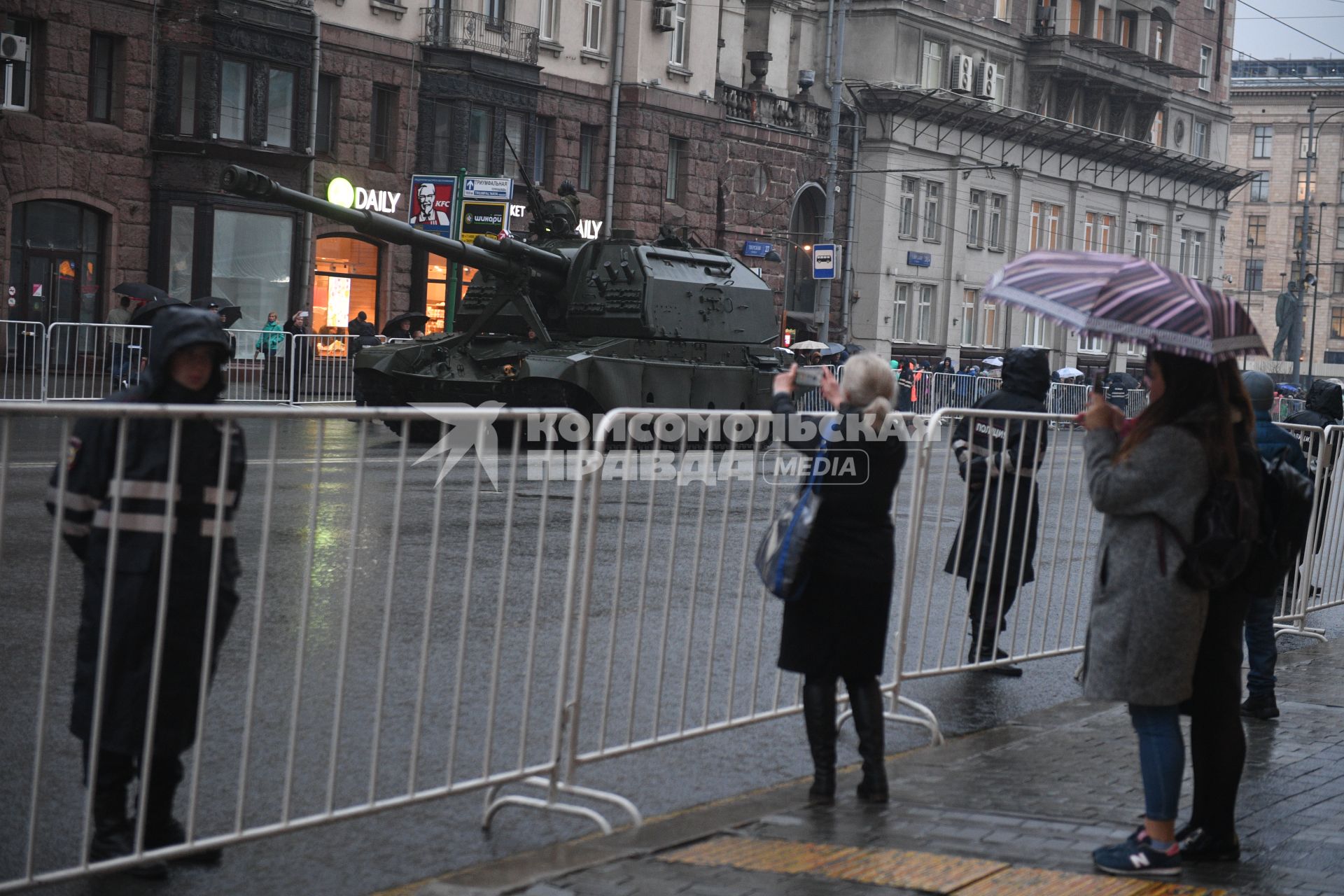 Москва.   Гаубица `Коалиция-СВ`  во время проезда военной техники по Тверской улице перед репетицией  парада на Красной площади, посвященного 72-й годовщине Победы в Великой Отечественной войне.