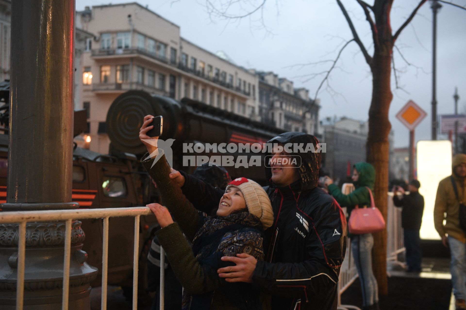 Москва. Девушка фотографирует проезд военной техники по Тверской улице перед репетицией  парада на Красной площади, посвященного 72-й годовщине Победы в Великой Отечественной войне.