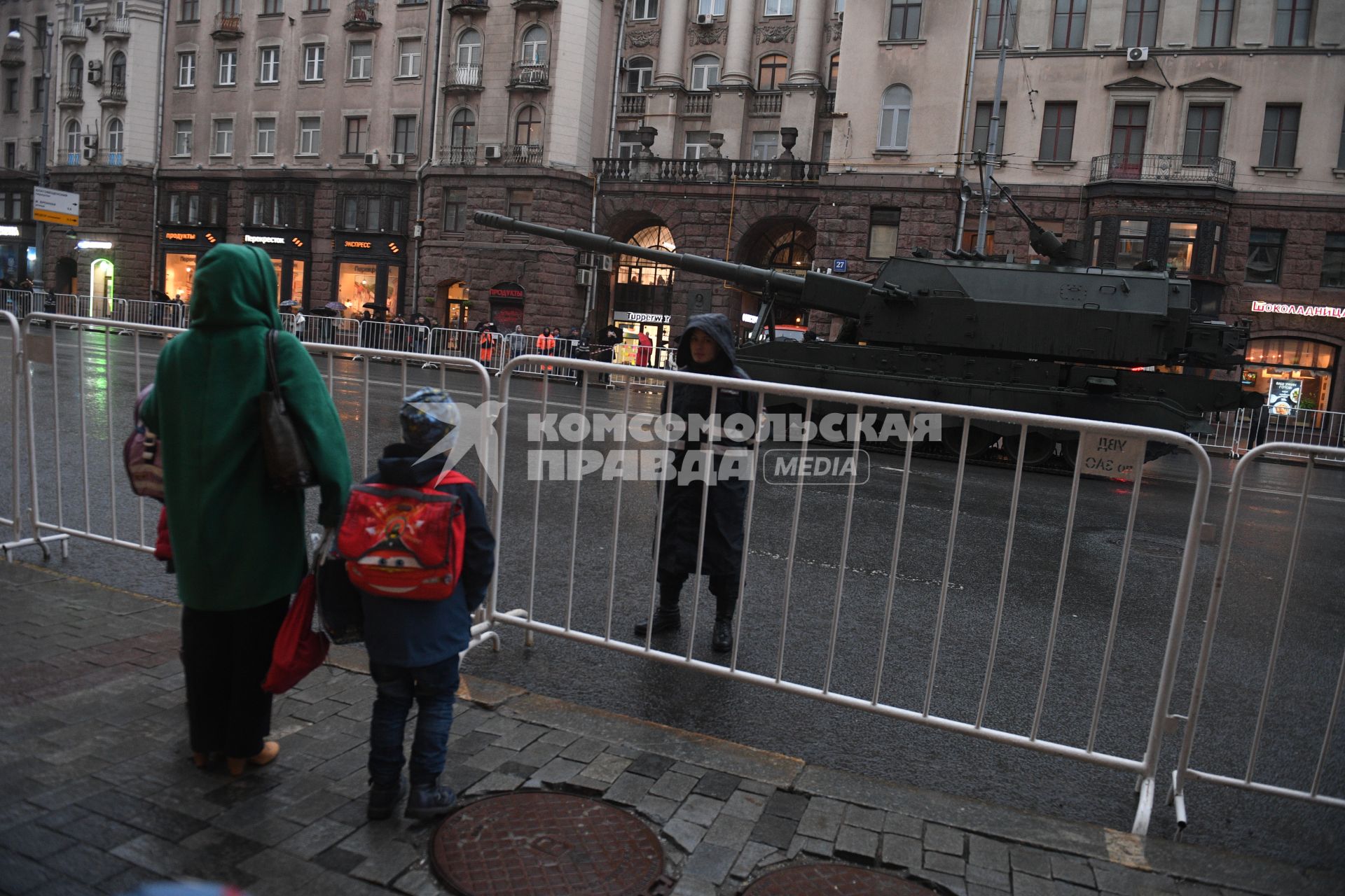 Москва.   Гаубица `Коалиция-СВ`  во время проезда военной техники по Тверской улице перед репетицией  парада на Красной площади, посвященного 72-й годовщине Победы в Великой Отечественной войне.