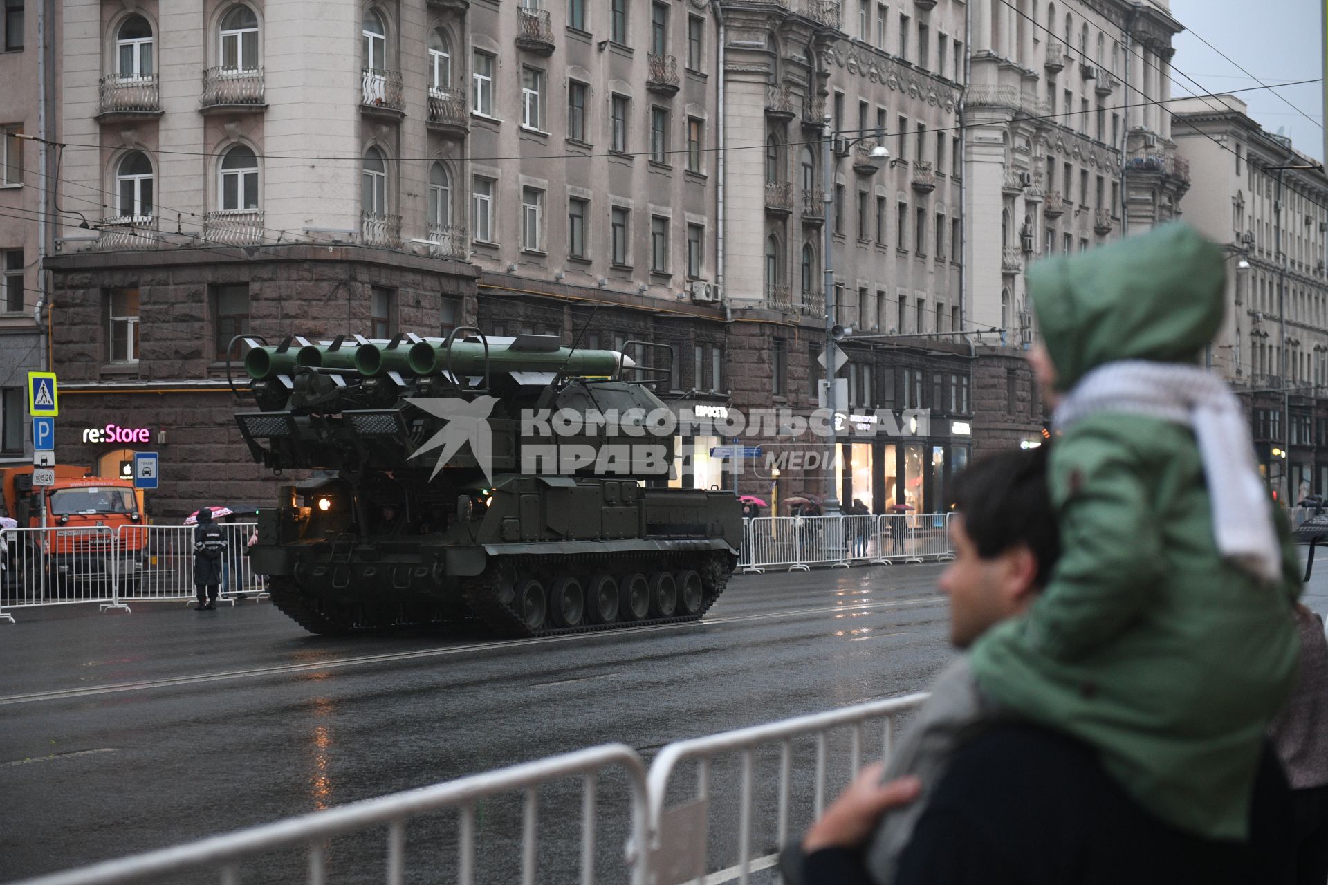 Москва.  Войсковой ракетно-зенитный комплекс `Бук- М2` во время проезда военной техники по Тверской улице перед репетицией  парада на Красной площади, посвященного 72-й годовщине Победы в Великой Отечественной войне.