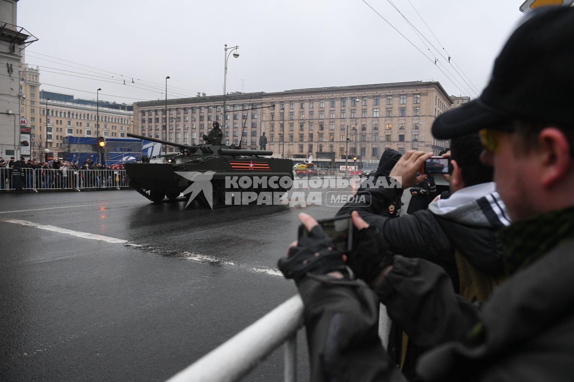 Москва.  БМП-3  во время проезда военной техники по Тверской улице перед репетицией  парада на Красной площади, посвященного 72-й годовщине Победы в Великой Отечественной войне.