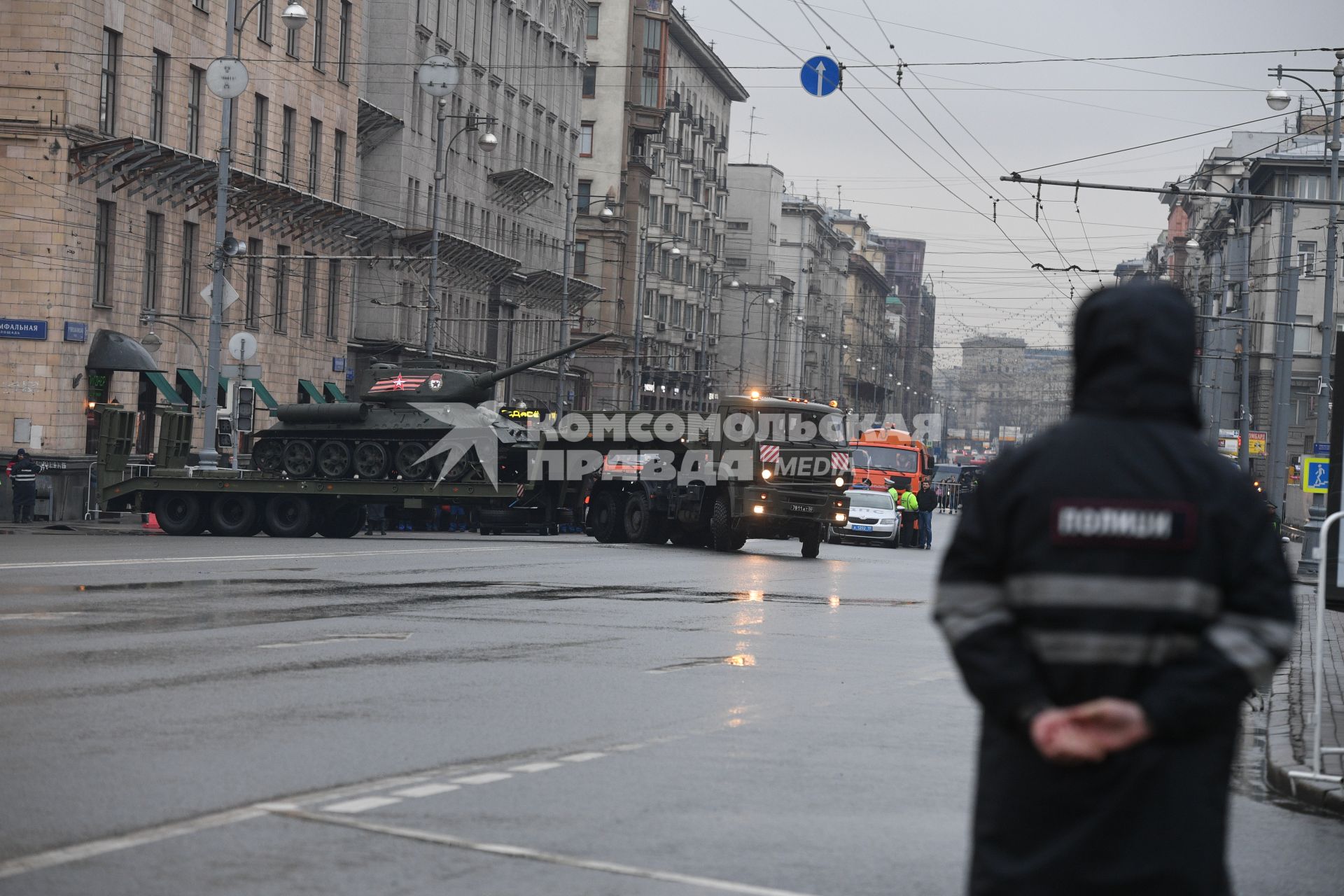 Москва.  Танк  Т-34-85 на платформе КАМАЗа  во время проезда военной техники по Тверской улице перед репетицией  парада на Красной площади, посвященного 72-й годовщине Победы в Великой Отечественной войне.