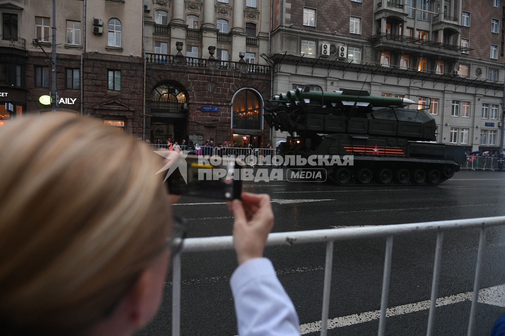Москва.  Войсковой ракетно-зенитный комплекс `Бук- М2` во время проезда военной техники по Тверской улице перед репетицией  парада на Красной площади, посвященного 72-й годовщине Победы в Великой Отечественной войне.