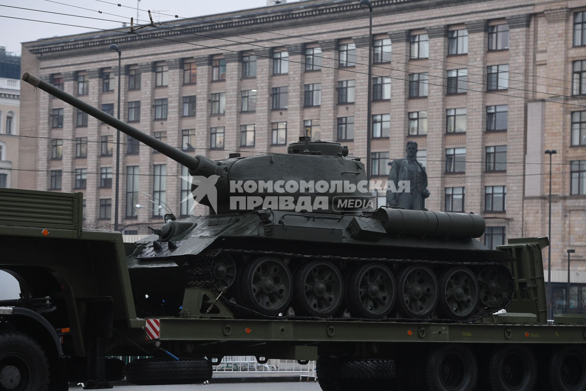 Москва.  Танк  Т-34-85 на платформе КАМАЗа  во время проезда военной техники по Тверской улице перед репетицией  парада на Красной площади, посвященного 72-й годовщине Победы в Великой Отечественной войне.