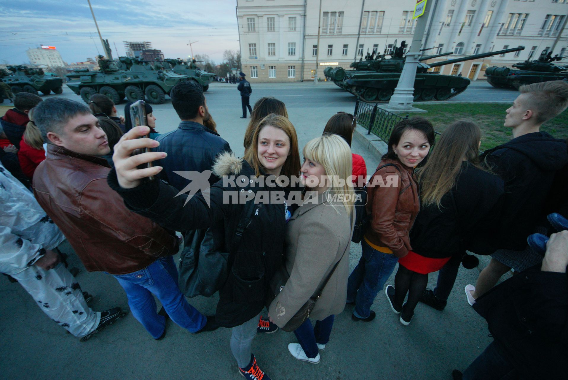 Екатеринбург.Девушки фотографируются на фоне военной техникой, перед началом репетиции парада к дню победы