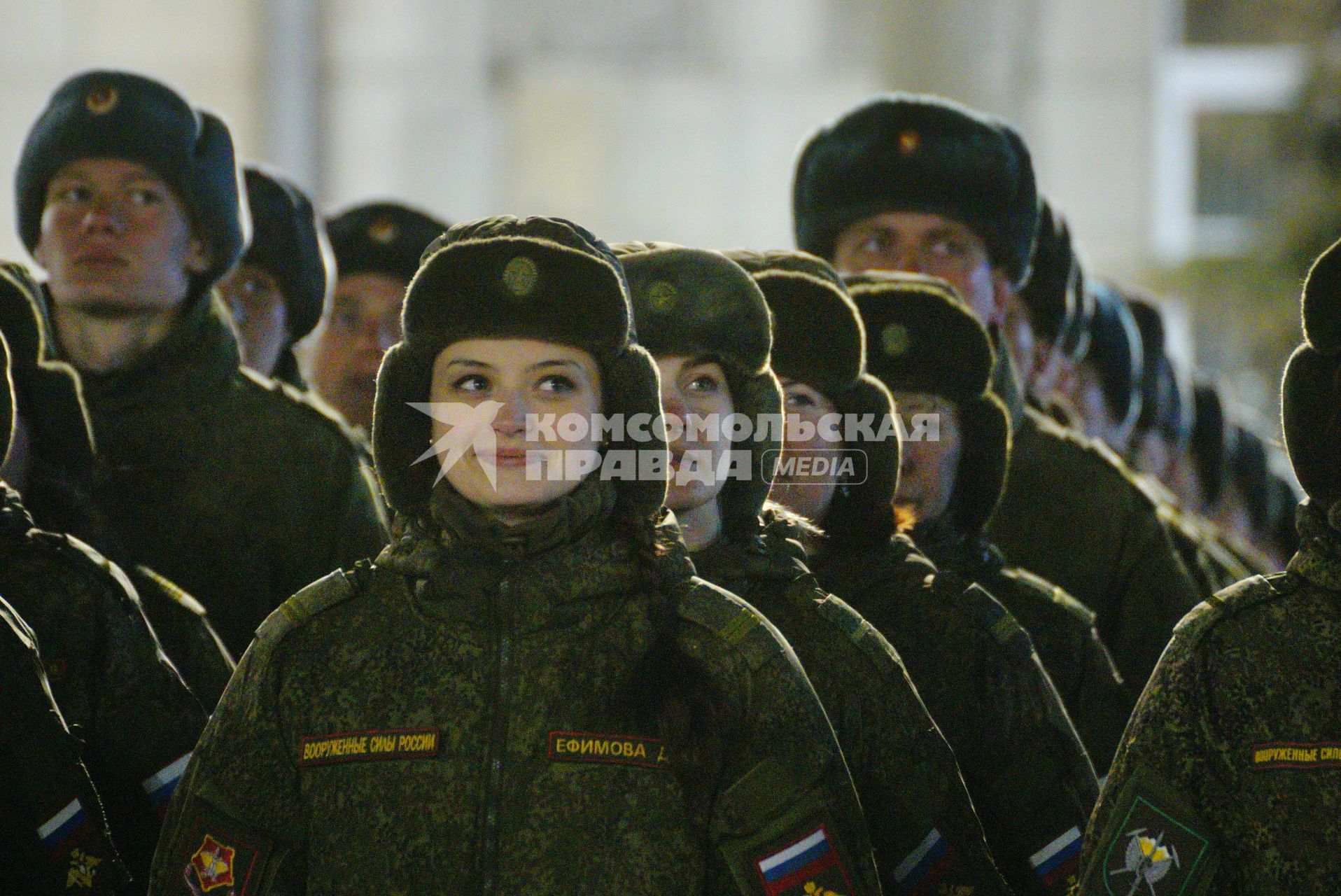 Екатеринбург. Военнослужащая девушка во время репетиции парада к дню победы