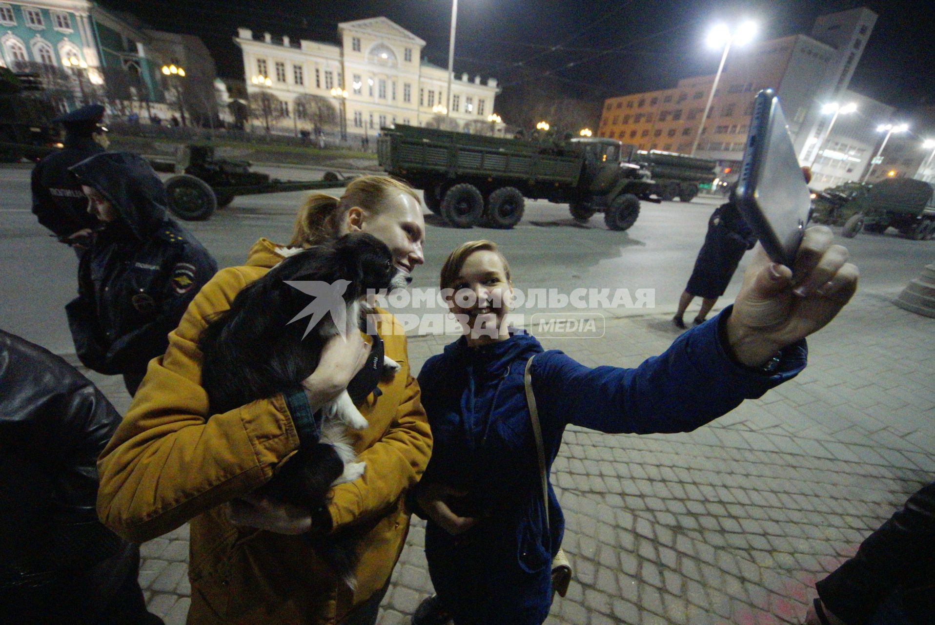 Екатеринбург. Девушки с собачкой фотографируются на фоне военной техники перед началом  репетиции парада к дню победы