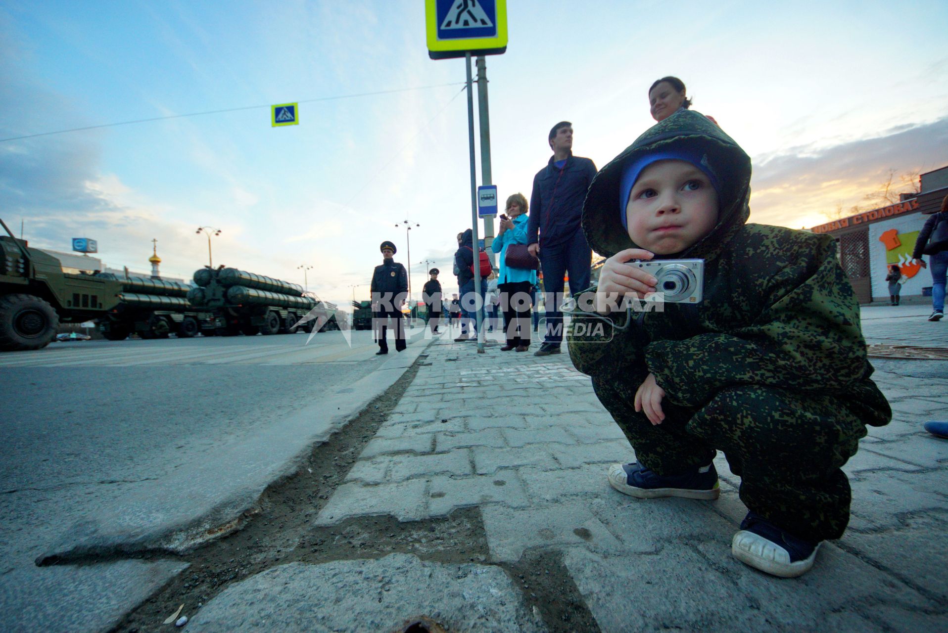 Екатеринбург. Мальчик с фотоаппаратом наблюдает как военная техника готовится к репетиции парада к дню победы