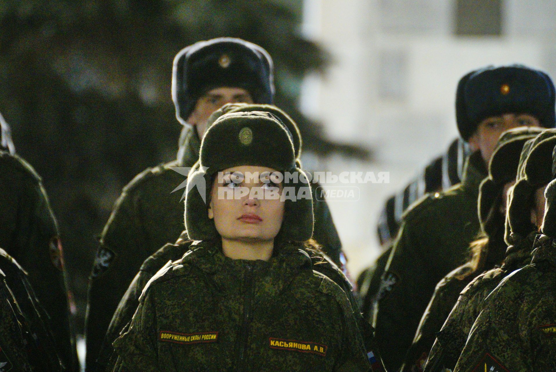 Екатеринбург. Военнослужащая девушка во время репетиции парада к дню победы