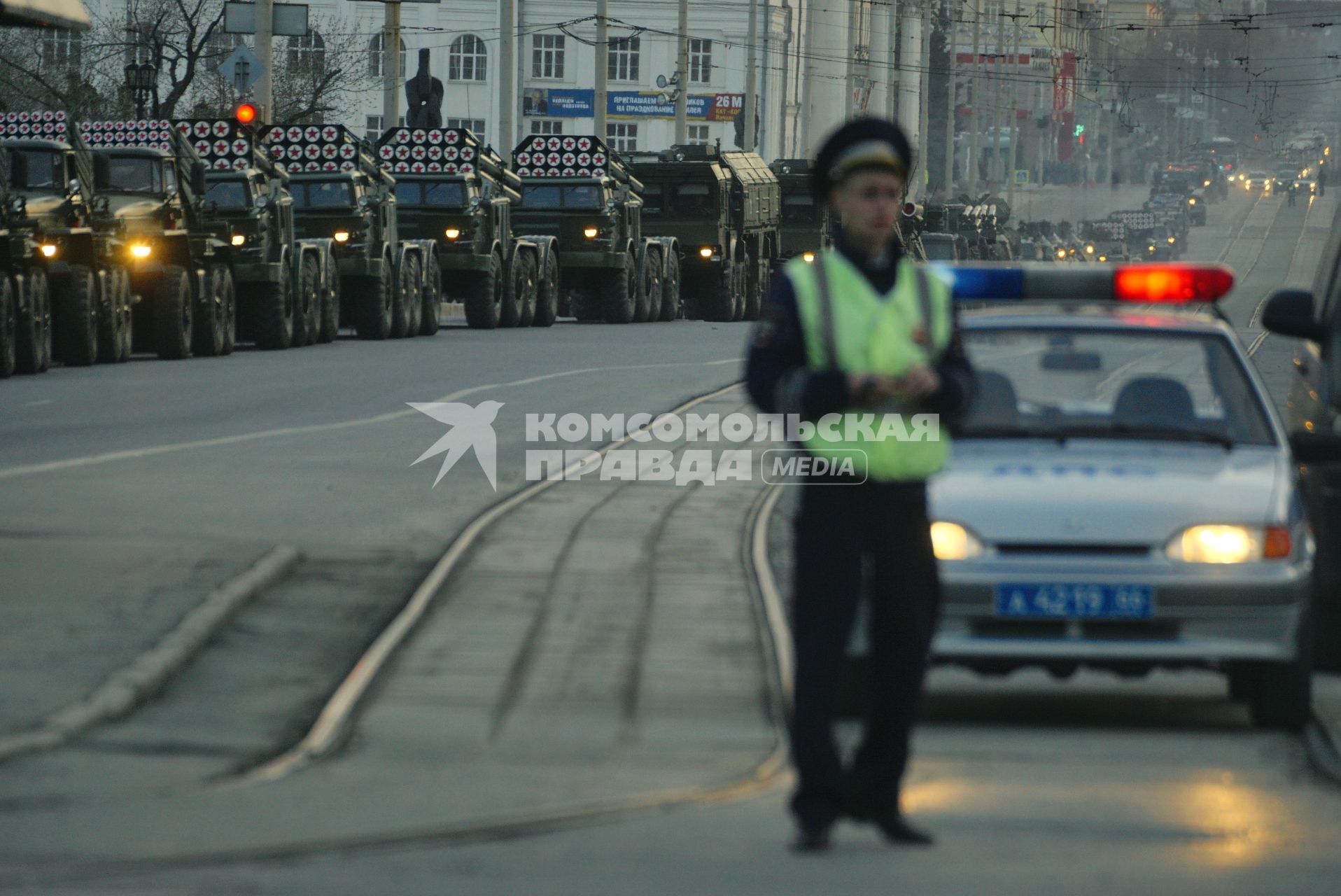 Екатеринбург. Военная техника едет по проспекту Ленина для участия в репетиции парада к Дню Победы