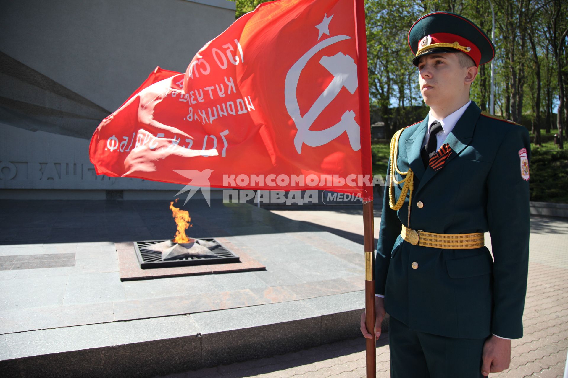 Ставрополь. Почетный караул  у  мемориала `Огонь Вечной Славы`.