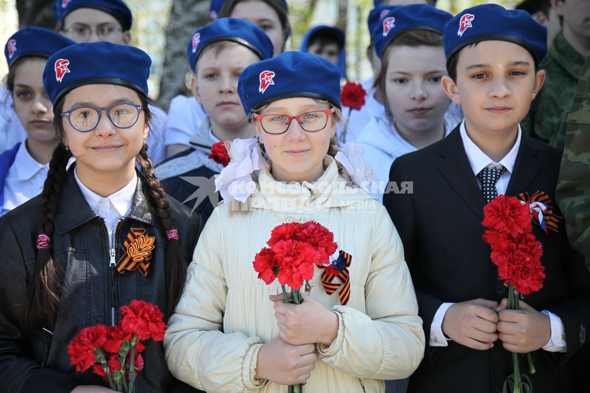 Ставрополь. Накануне Дня Победы у  мемориала `Огонь Вечной Славы` ученики  городских школ  вступили в ряды военно-патриотического движения `Юнармия`.