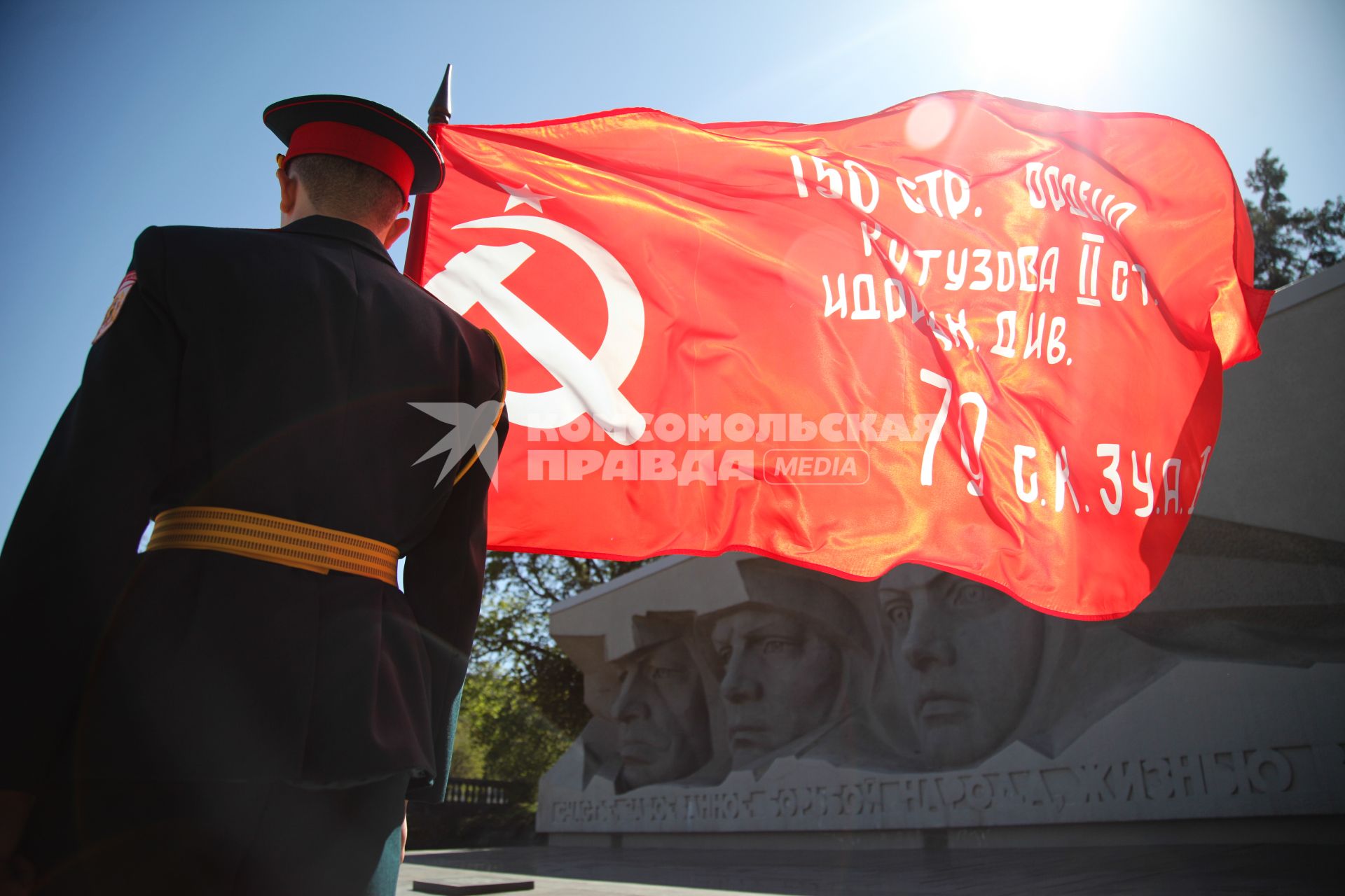 Ставрополь. Почетный караул  у  мемориала `Огонь Вечной Славы`.