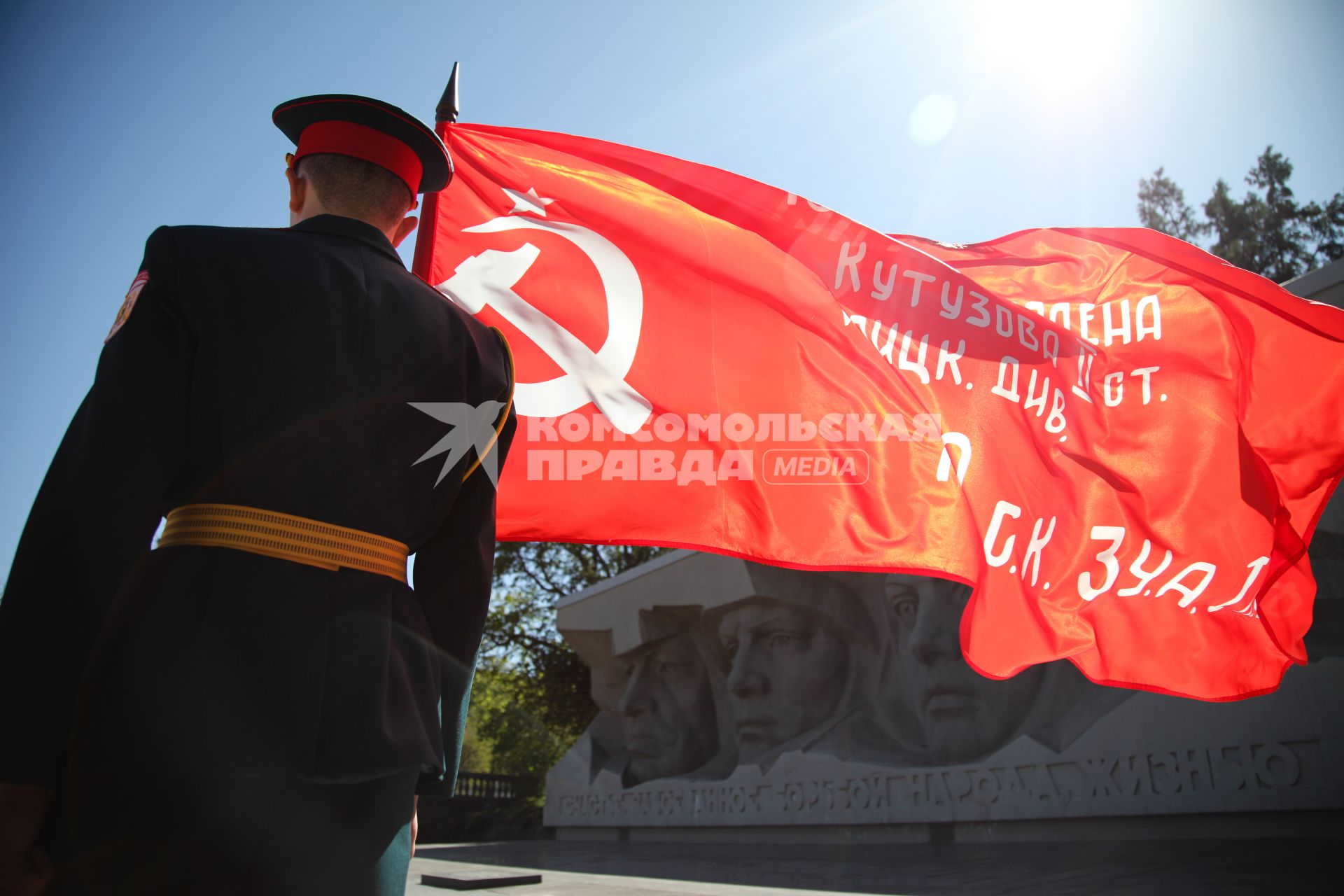 Ставрополь. Почетный караул  у  мемориала `Огонь Вечной Славы`.