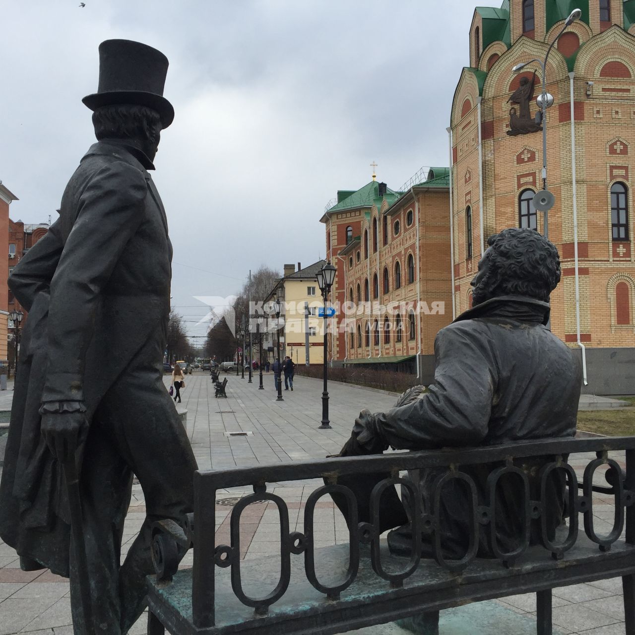 Марий Эл, Йошкар-Ола.  Памятник А.С. Пушкину и литературного героя Евгения Онегина в сквере Пушкина.