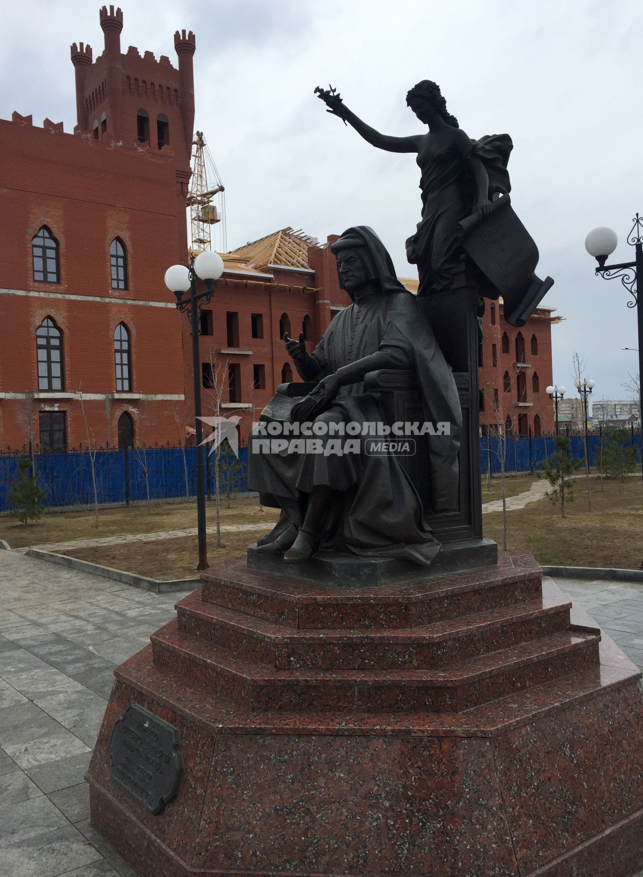 Марий Эл, Йошкар-Ола.  Скульптурная композиция Лоренцо ди Пьеро де Медиче на Воскресенской набережной в Итальянском  парке.