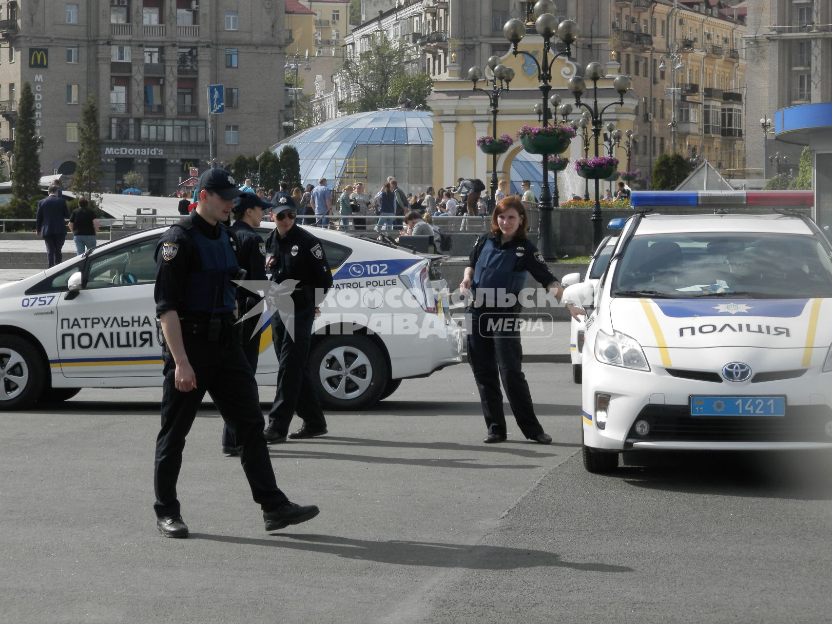 Украина, Киев.  Подготовка к международному песенному конкурсу `Евровидение` в Киеве. Полицейский патруль на Площади Независимости (Майдан Незалежности).