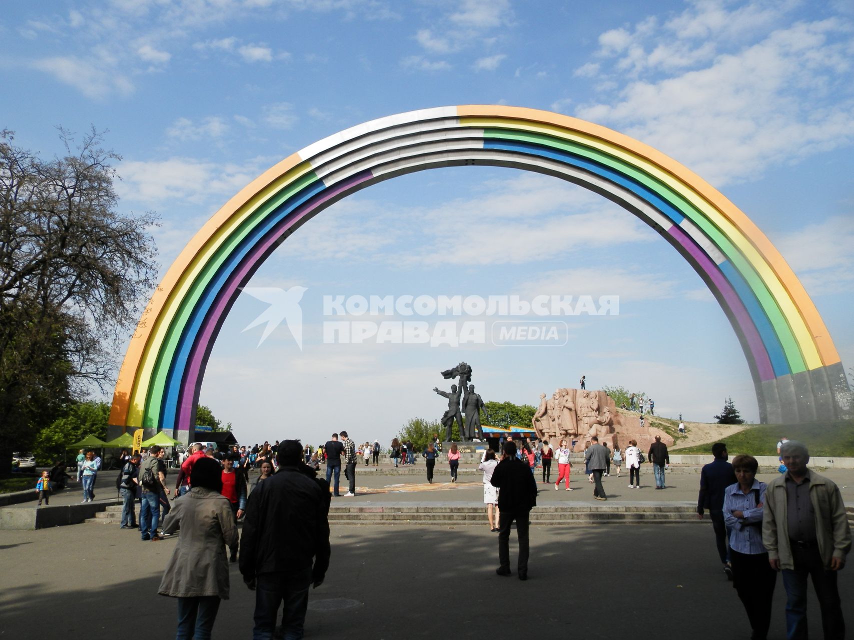 Украина, Киев. Арка Дружбы народов в Крещатом парке, раскрашенная в цвета радуги в рамках подготовки к международному песенному конкурсу `Евровидение` в Киеве.