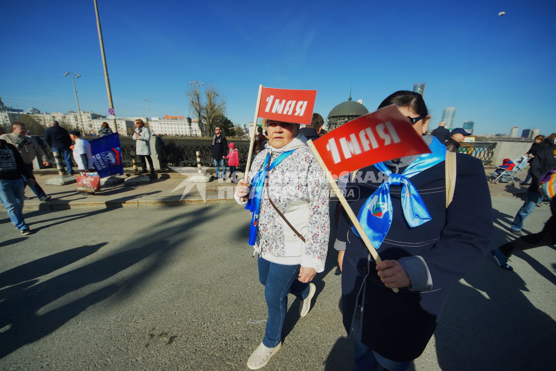 Екатеринбург.Учстники первомайской демонстрации перед началом шествия колонны профсоюзов в день весны и труда.