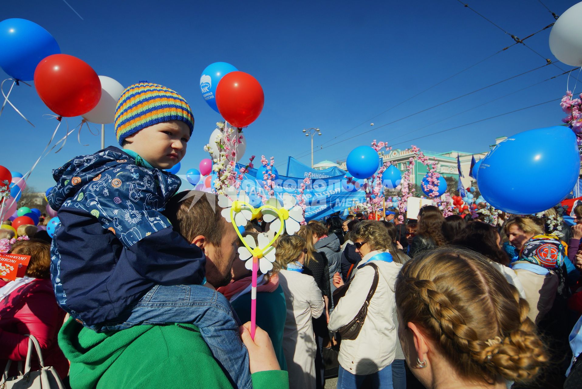 Екатеринбург. Ребенок на плечах у папы во время шествия колонны профсоюзов в день весны и труда.