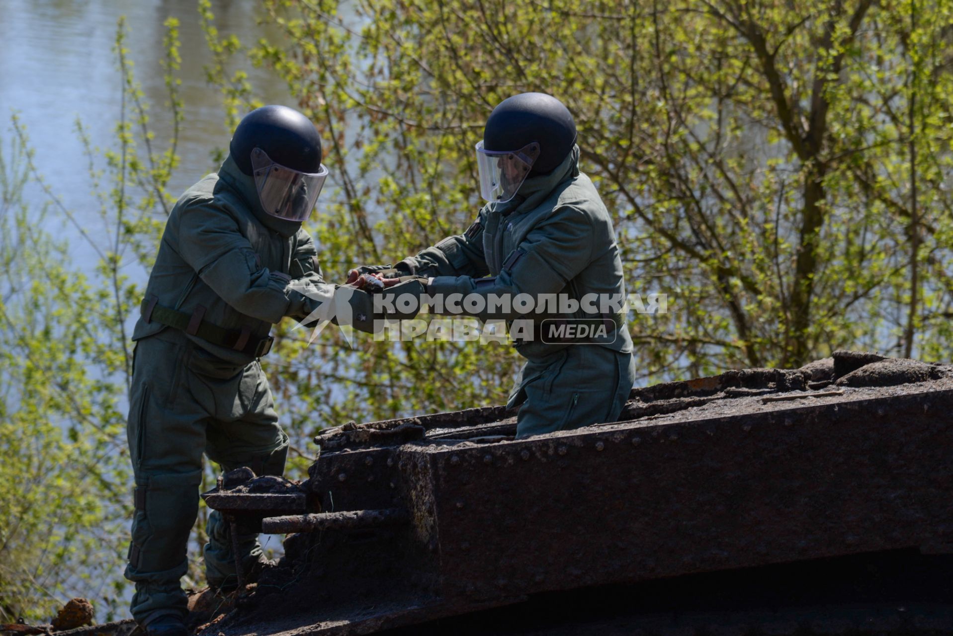 Воронежская область. Инженеры войск Западного военного округа достают боеприпасы из американского легкого танка M3 Stuart, найденного на дне реки Дон.