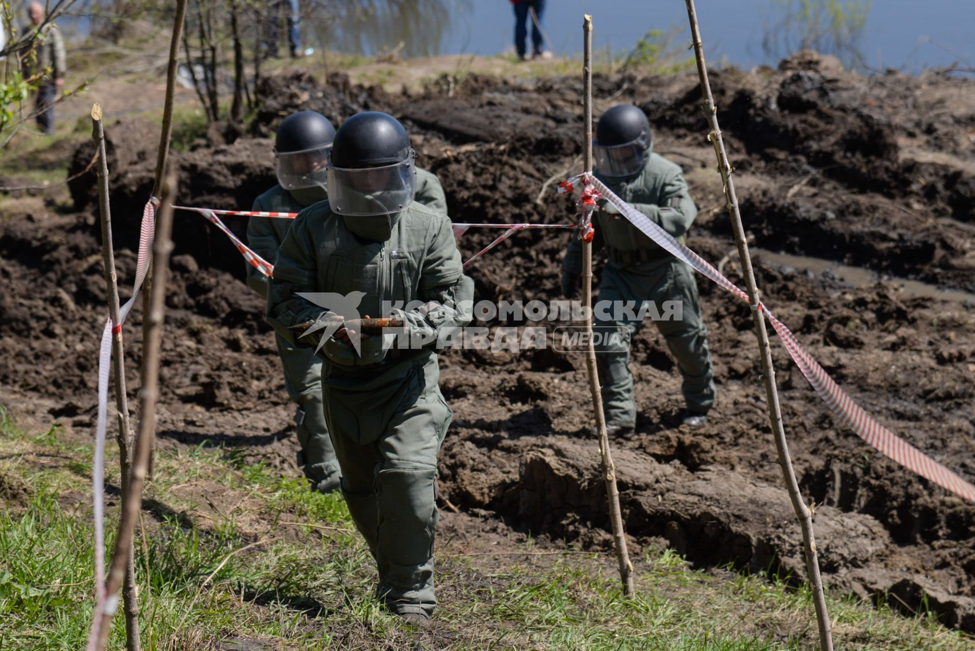 Воронежская область. Инженеры войск Западного военного округа достают боеприпасы из американского легкого танка M3 Stuart, найденного на дне реки Дон.