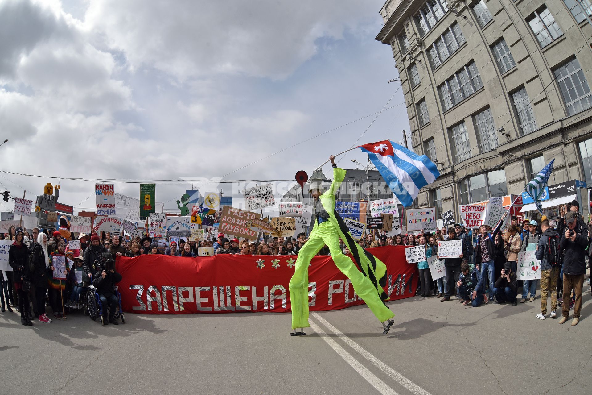 Новосибирск. Участники первомайской `Монстрации` на одной из улиц города.