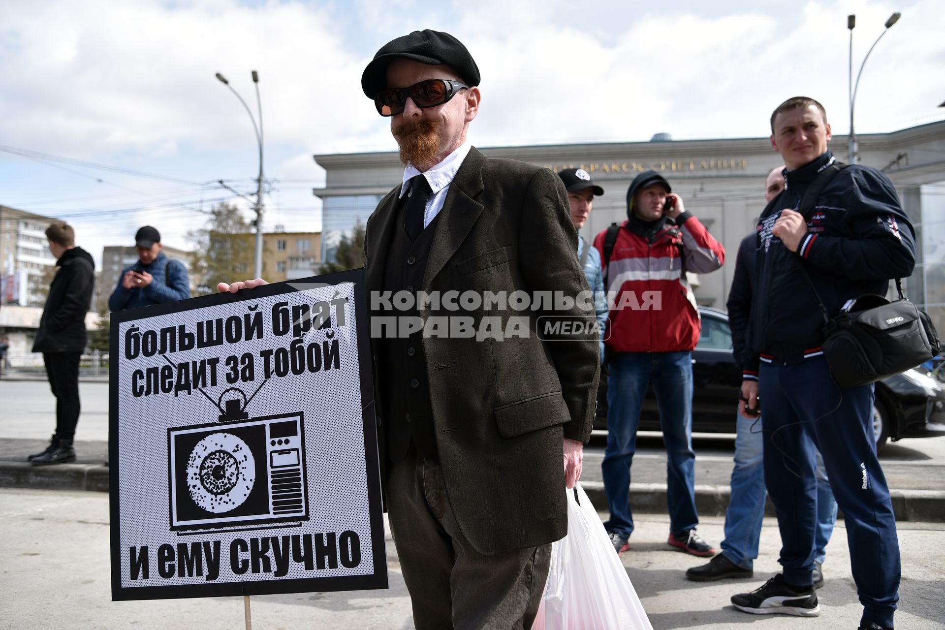 Новосибирск. Участники первомайской `Монстрации` на одной из улиц города.