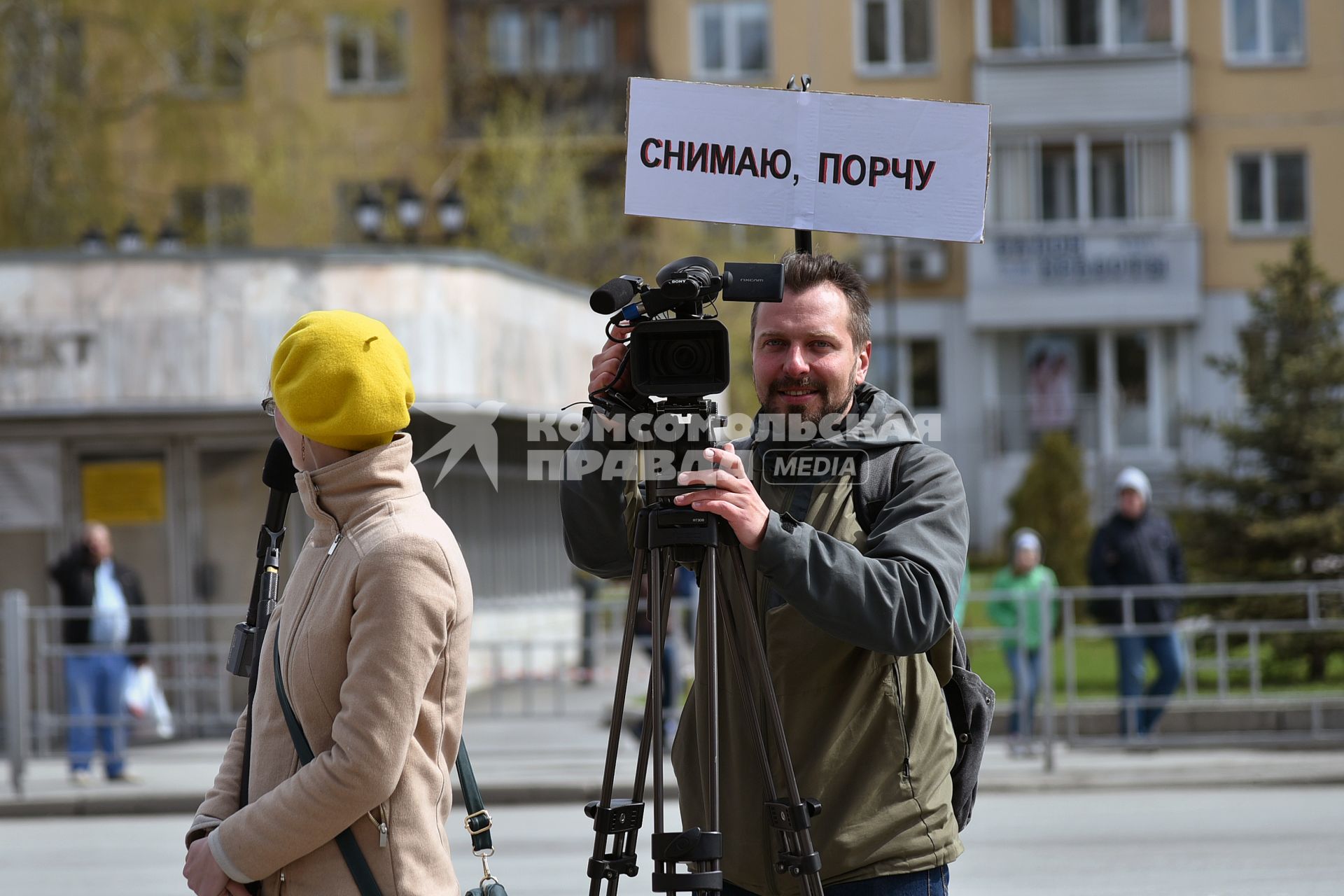 Новосибирск. Участники первомайской `Монстрации` на одной из улиц города.
