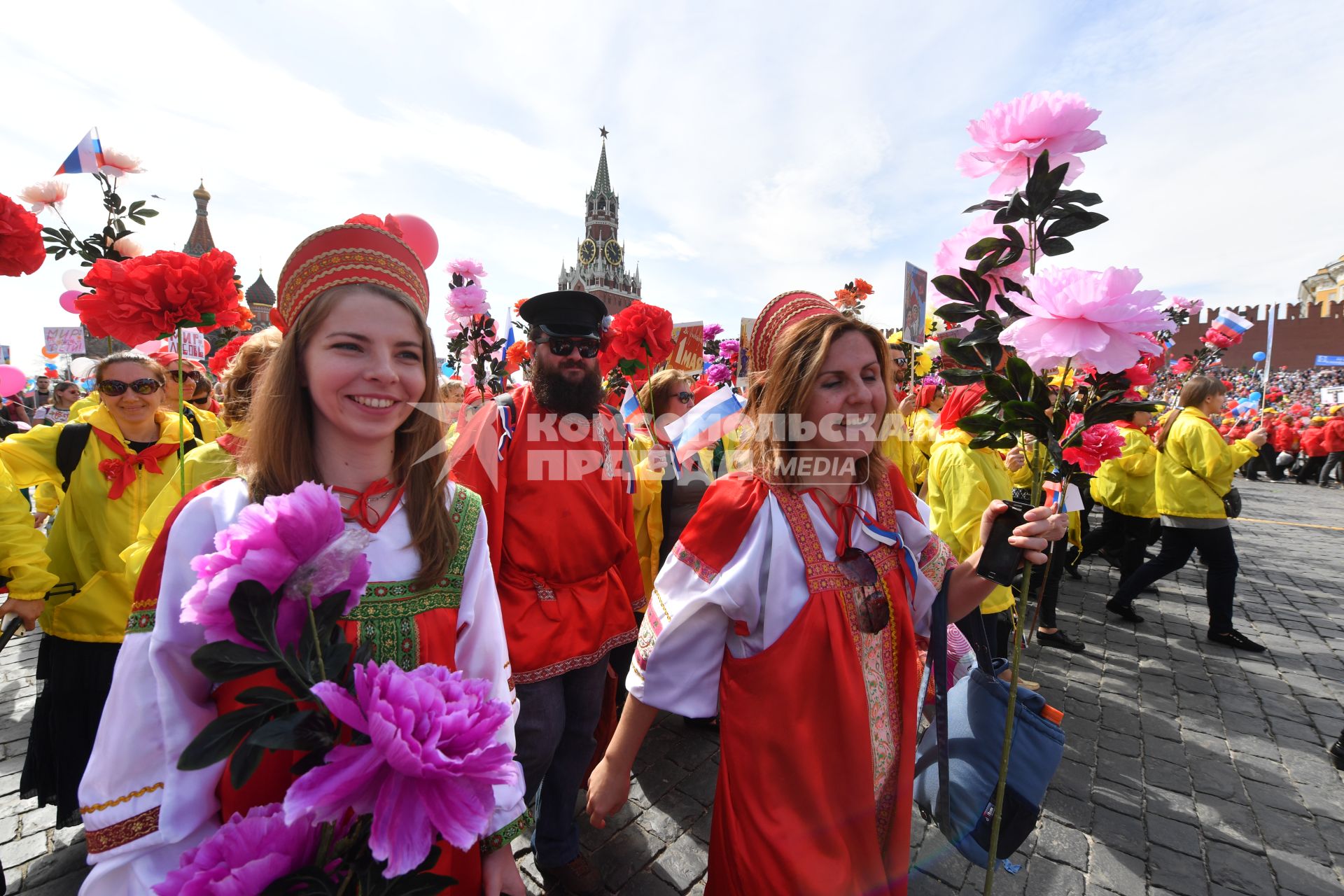 Москва. Участники  первомайской демонстрации  на Красной площади.