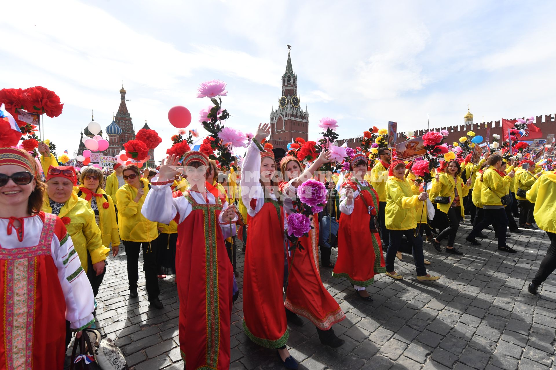 Москва. Участники  первомайской демонстрации  на Красной площади.