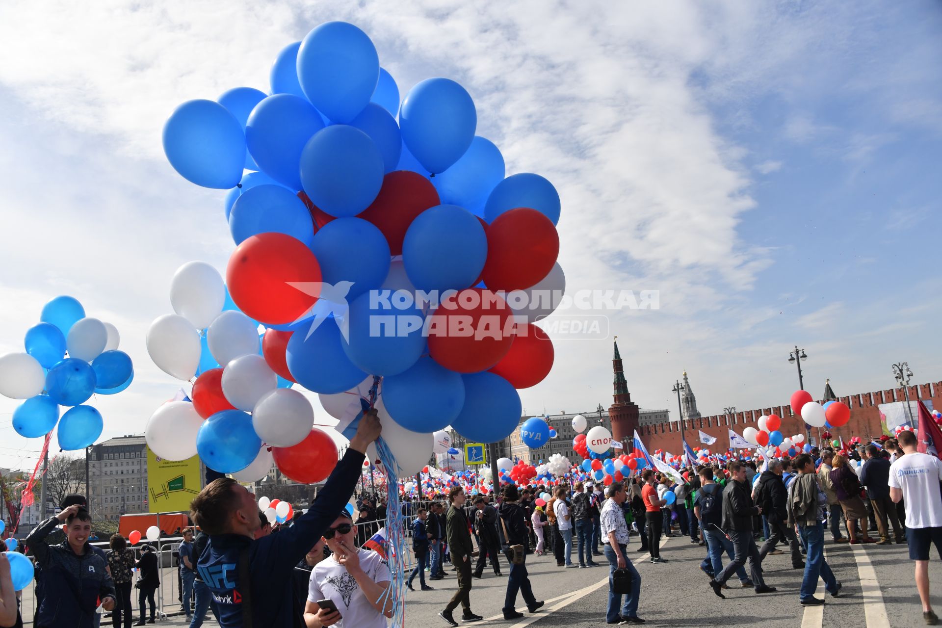 Москва. Участники первомайской демонстрации на  Васильевском спуске.