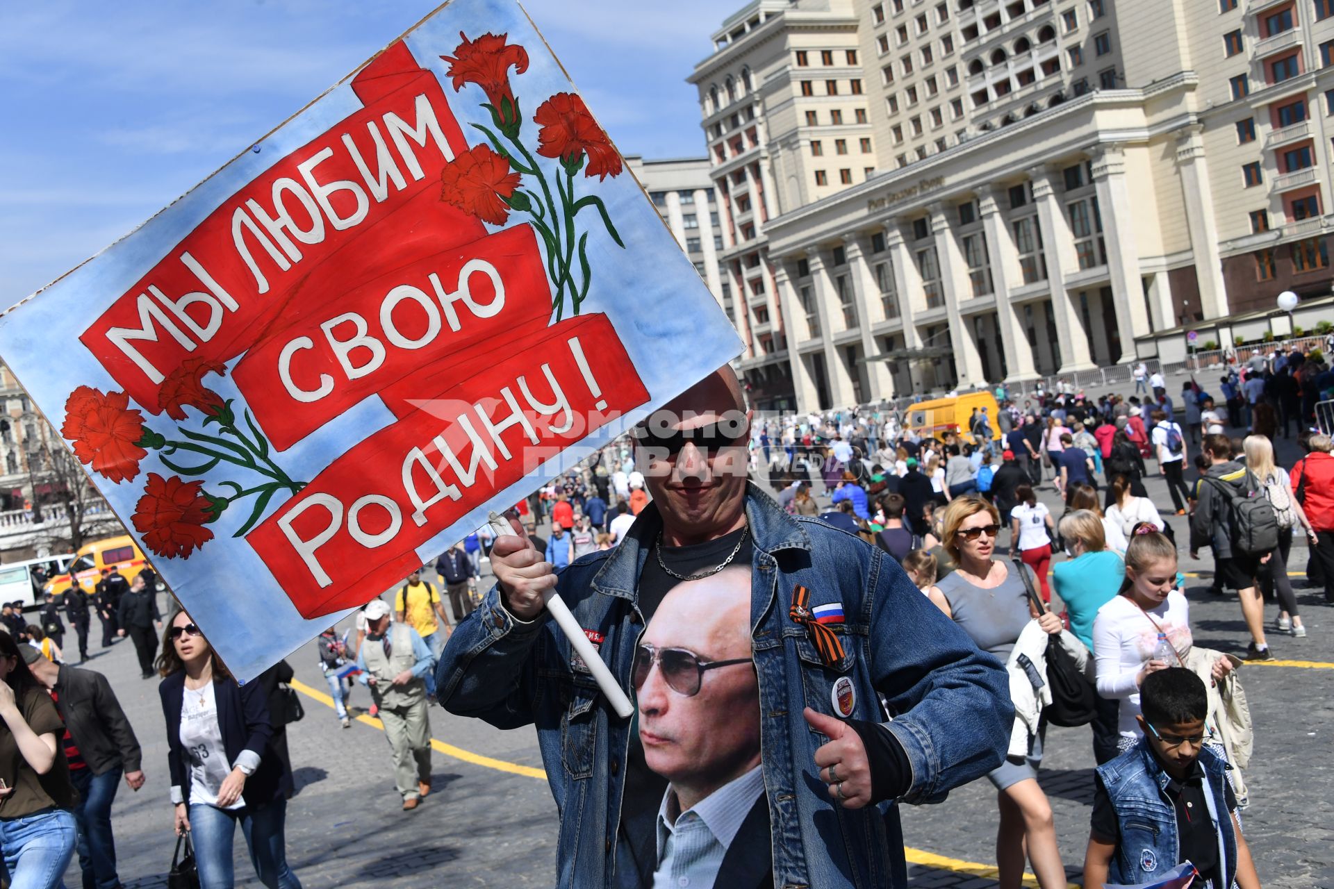 Москва. Участник   первомайской демонстрации   в футболке с портретом  Владимира Путина.