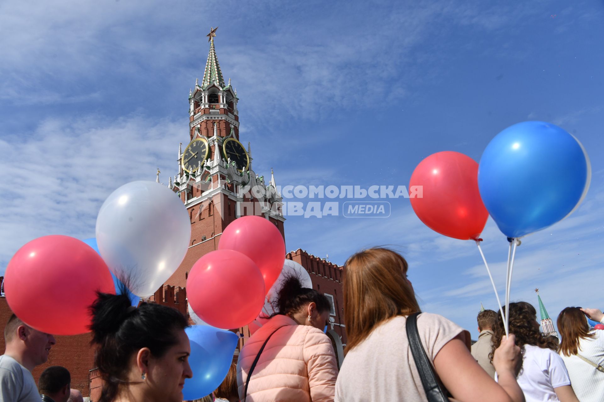 Москва. Участники  первомайской демонстрации  на Красной площади.