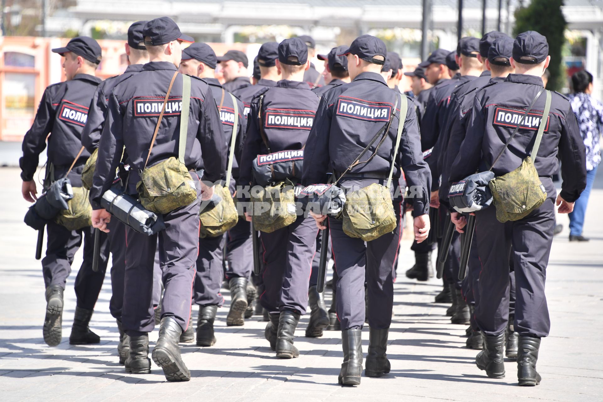 Москва. Полицейские  во время первомайской демонстрации.