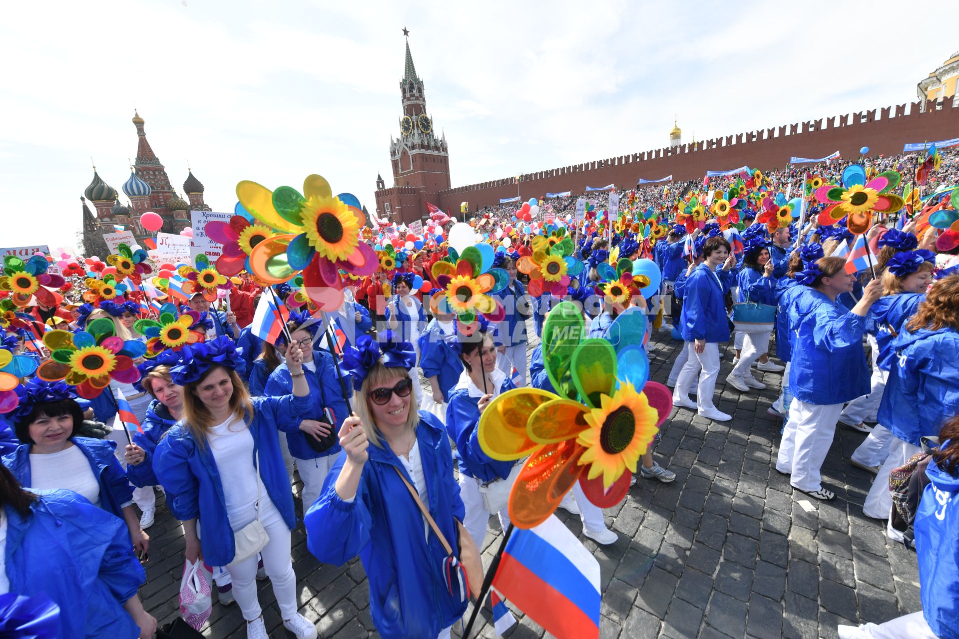 Москва. Участники  первомайской демонстрации  на Красной площади.