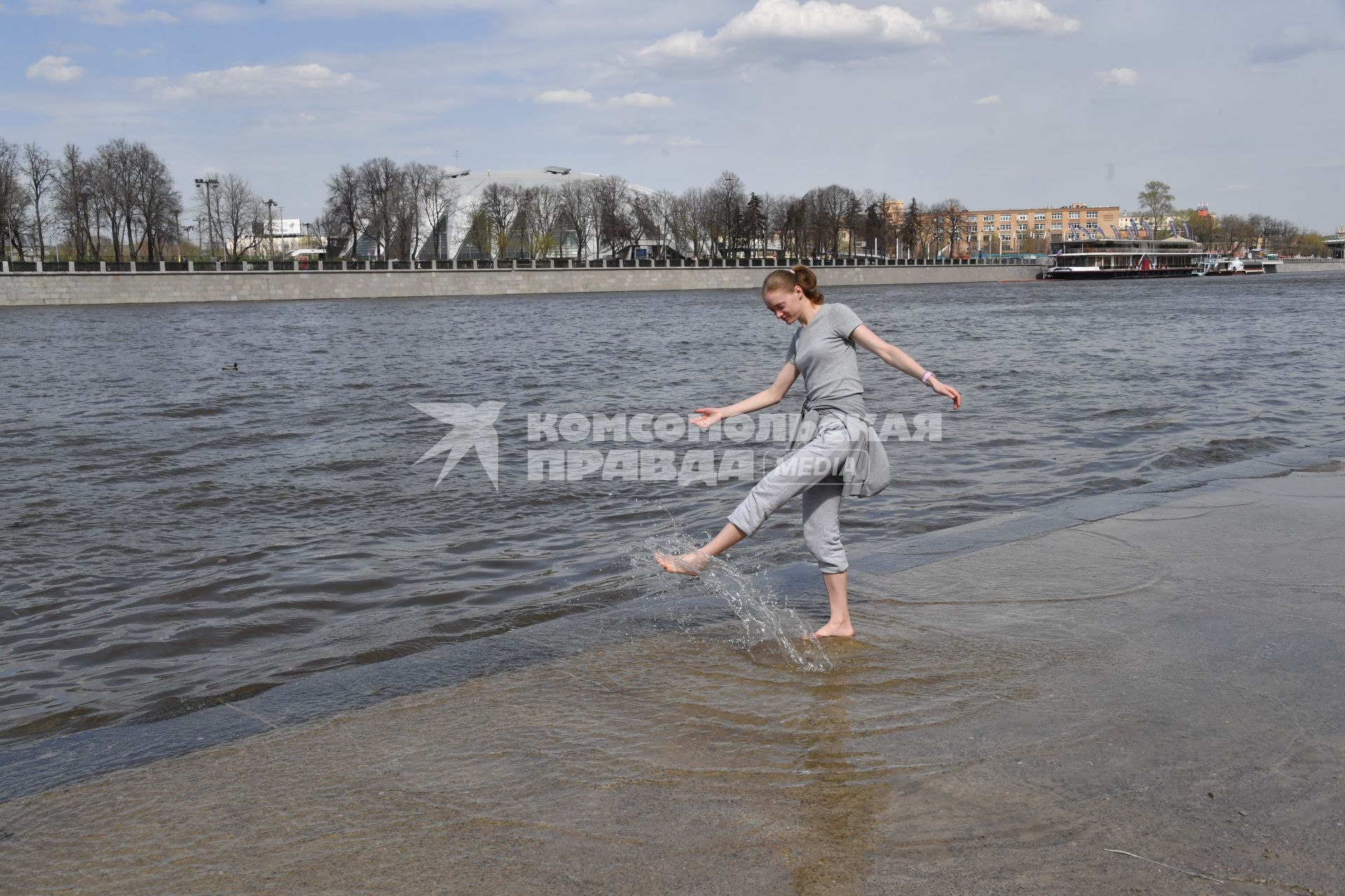 Москва. Девушка гуляет по  затопленной   набережной  на Воробьевых горах.