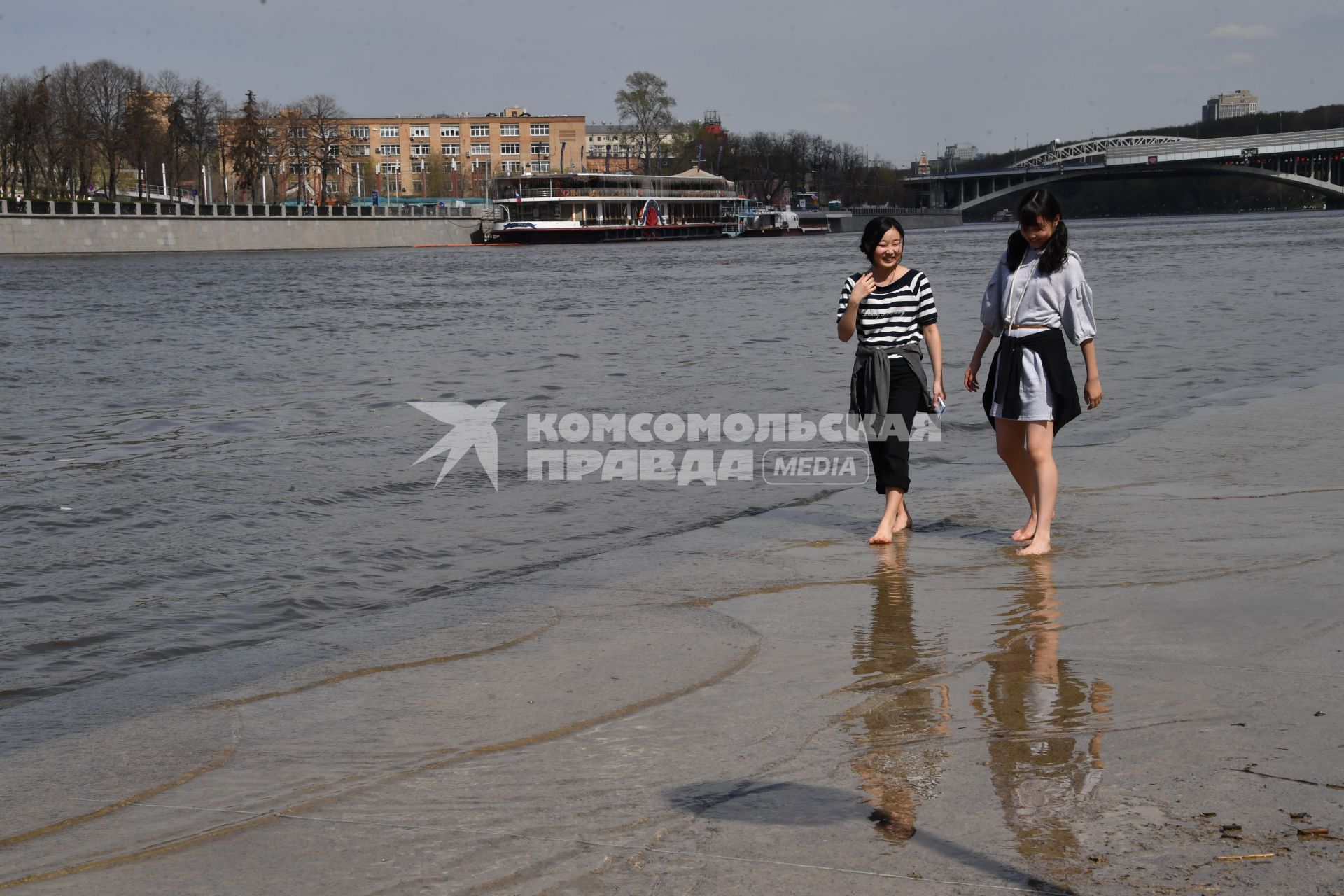 Москва. Девушки гуляют по  затопленной   набережной  на Воробьевых горах.