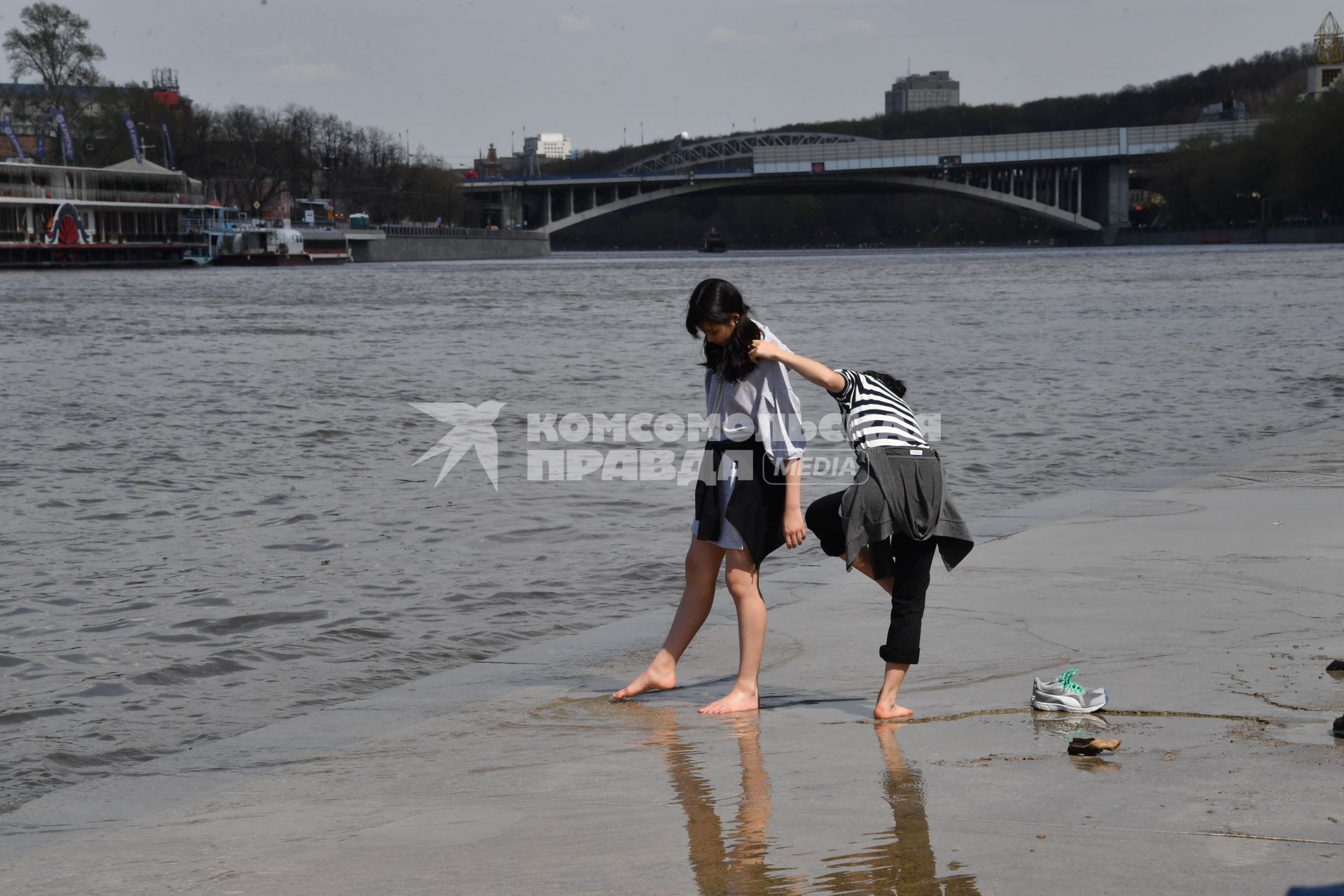 Москва. Девушки гуляют по  затопленной   набережной  на Воробьевых горах.